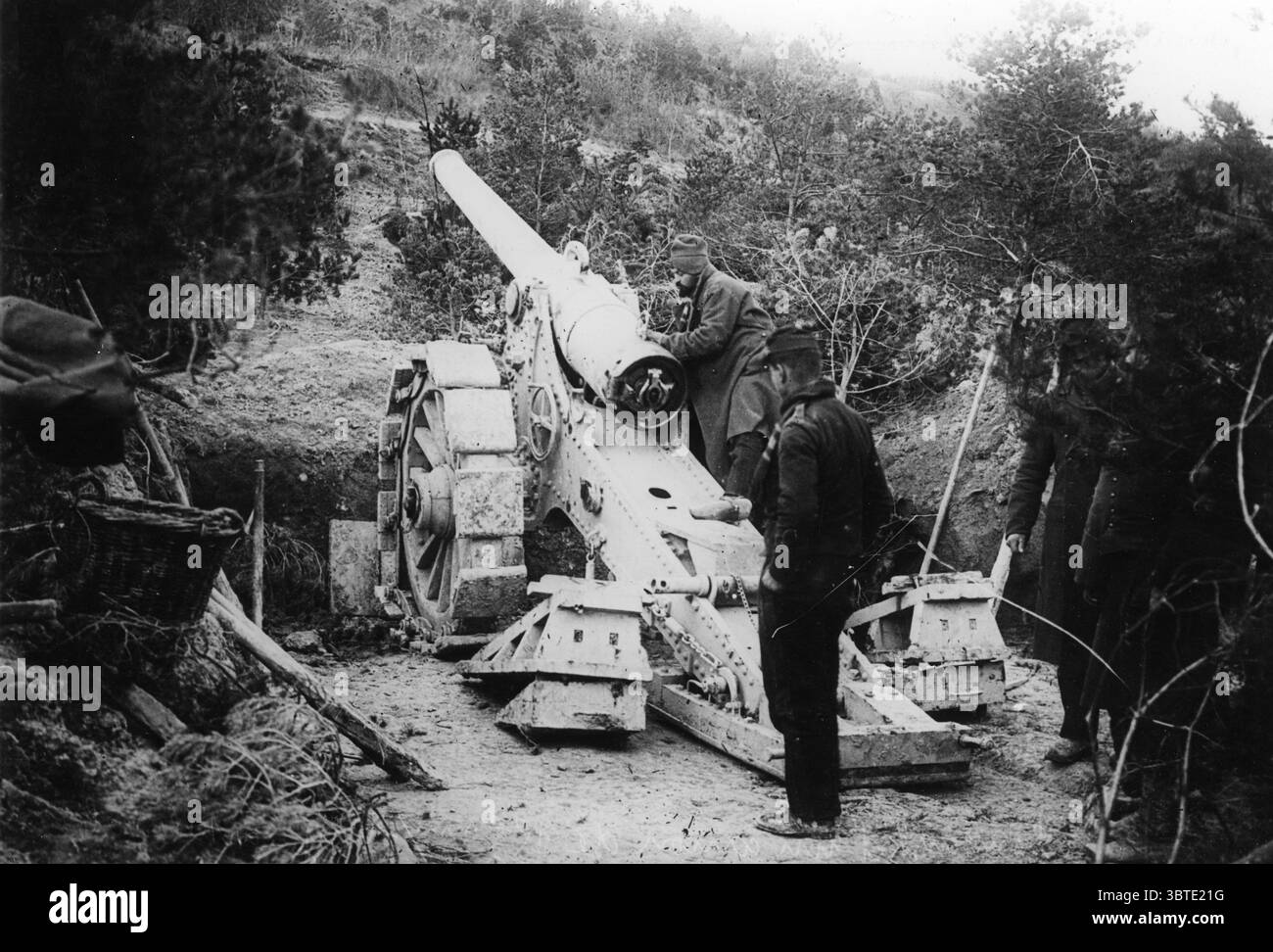 Die 155-mm-Kanone auf den Feind richten. Stockfoto