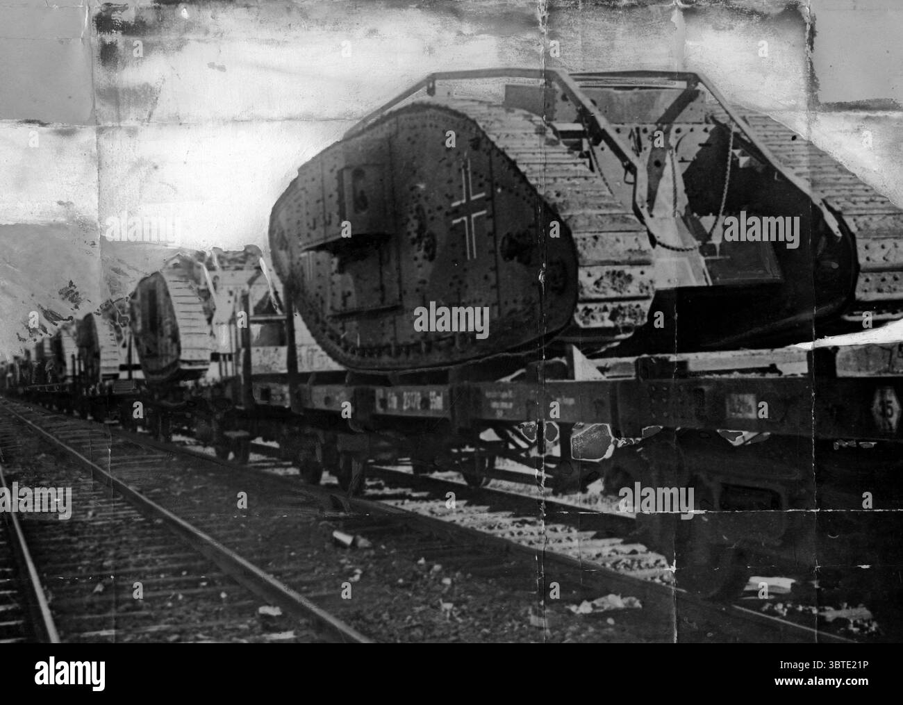 Diese Panzer wurden von den Hunnen gefangen genommen und von ihnen mit dem deutschen Kreuz für den Transport nach Deutschland markiert, aber die Verbündeten hielten sie in Givet an und sie sind wieder Briten Stockfoto