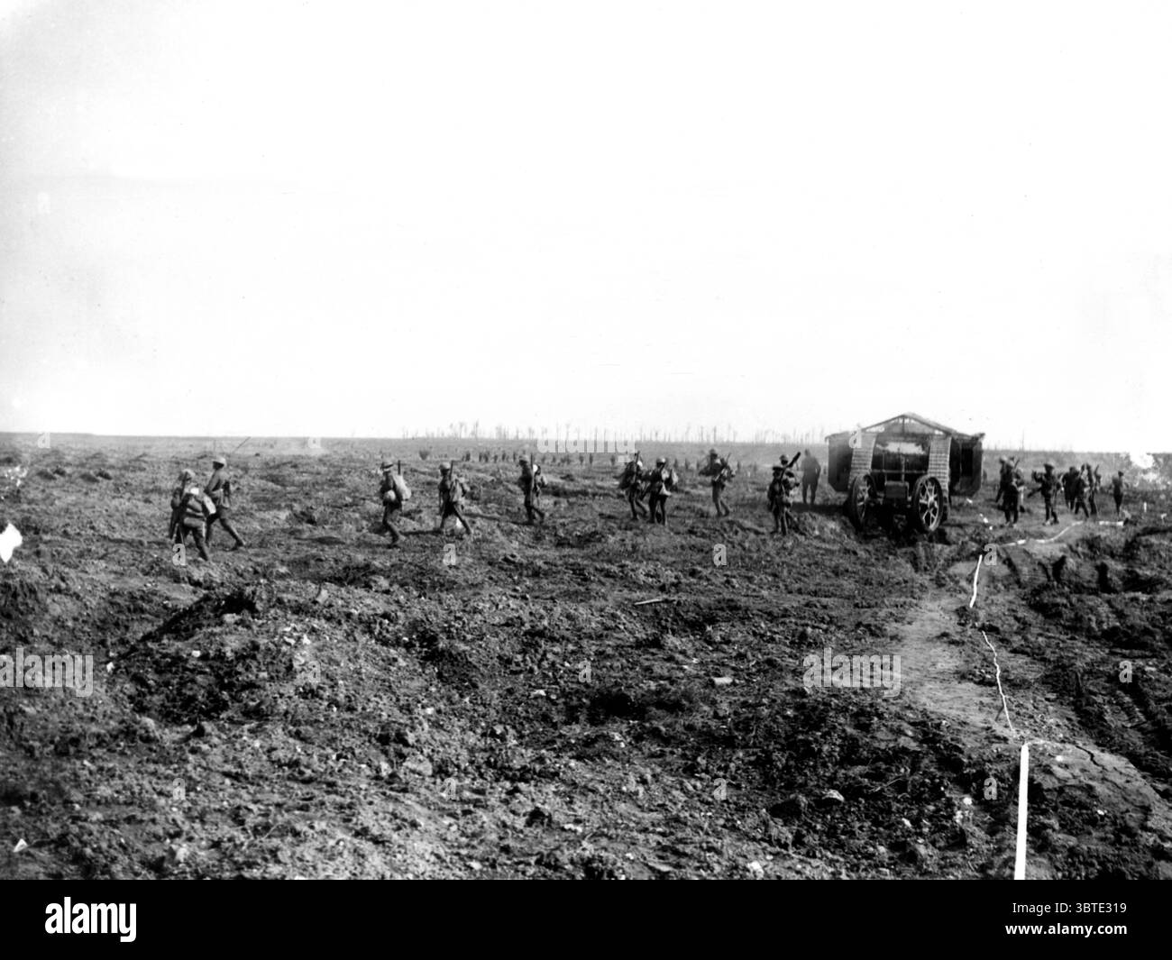 Die Schlacht von Morval. Wellen von Infanterie gingen vorwärts und kamen an einem der vier Mark I Panzer vorbei , die für die Vierte Armee bestimmt waren , die kurz nach der Mittagszeit in der Nähe von Ginchy ausgeworfen wurden . 1916 Stockfoto