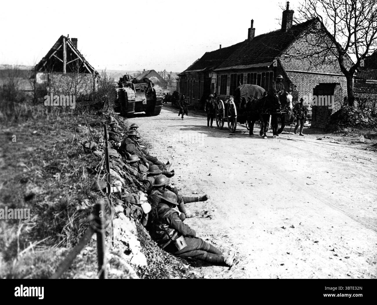 Deutsche Offensive in der Picardie. Mark V-Panzer des 2. Panzerbataillons hielten in Aveluy an. Am Straßenrand ruhen Männer eines leichten Infanterieregiments. Auf der Straße ist auch ein Transportmittel. 1918 Stockfoto