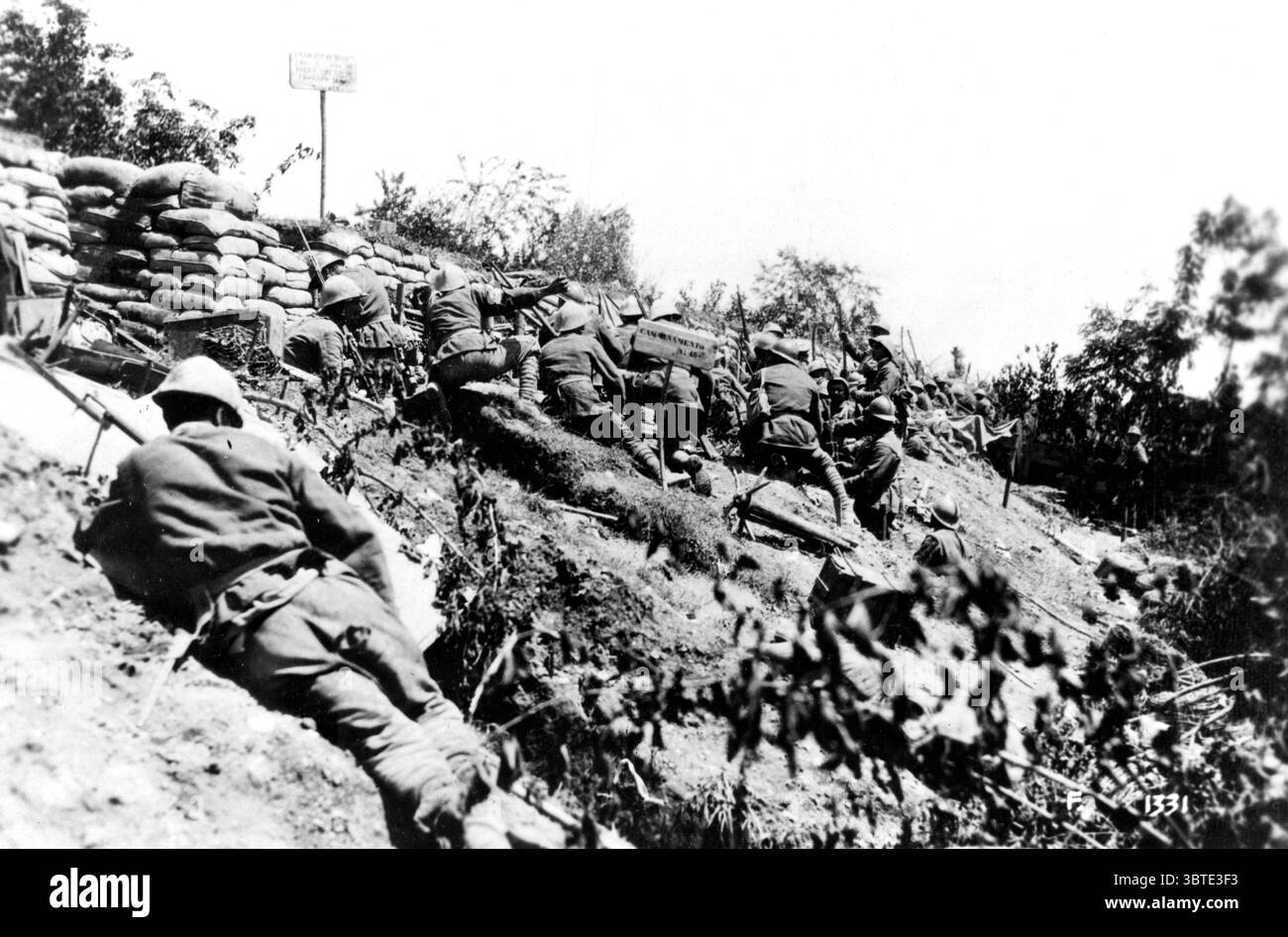Truppen, die den Piave-Damm, Nervesa vor einem Angriff besetzen. Stockfoto