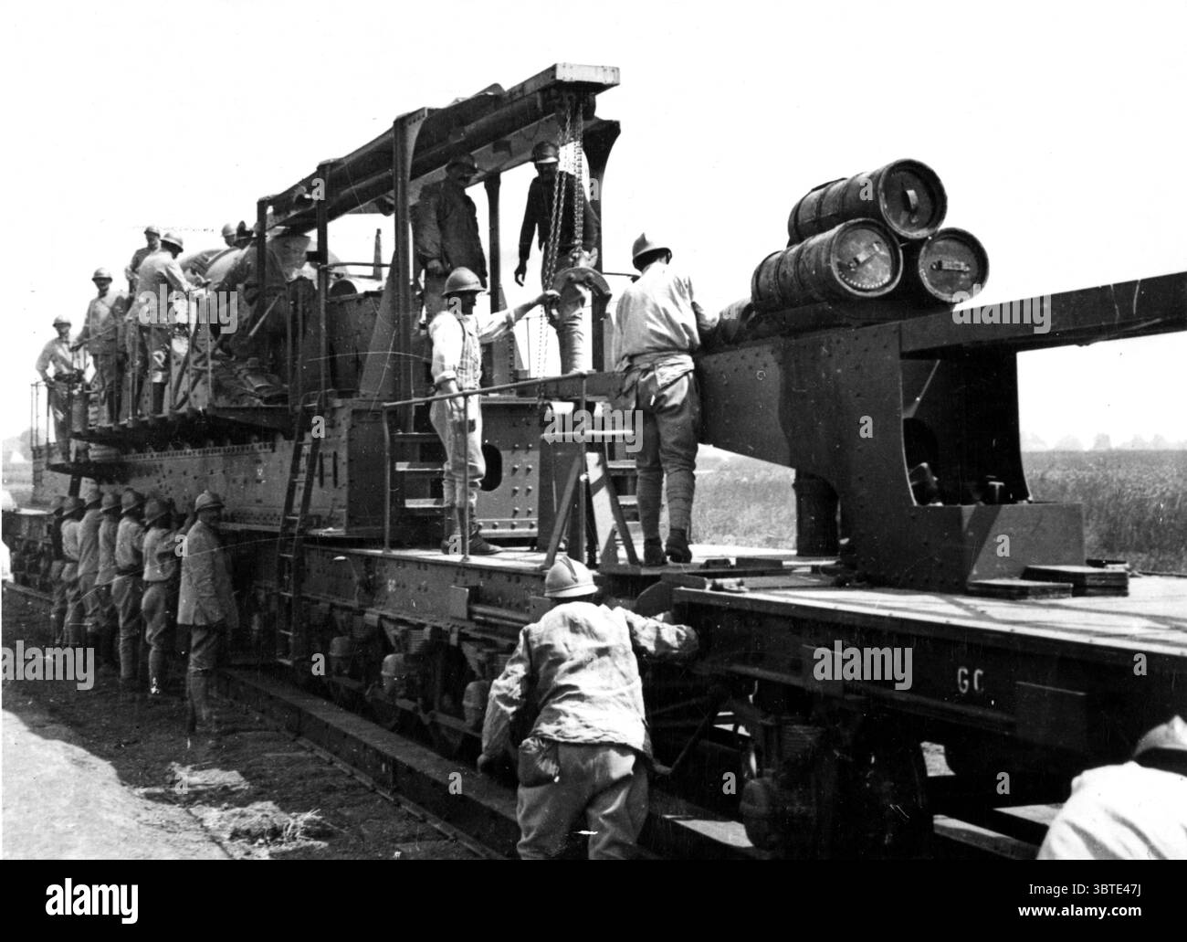Verladung von 320 mm Kanonen auf Eisenbahnbefestigung bei Lamotte en Santerre ( Somme ) . 1916 Stockfoto