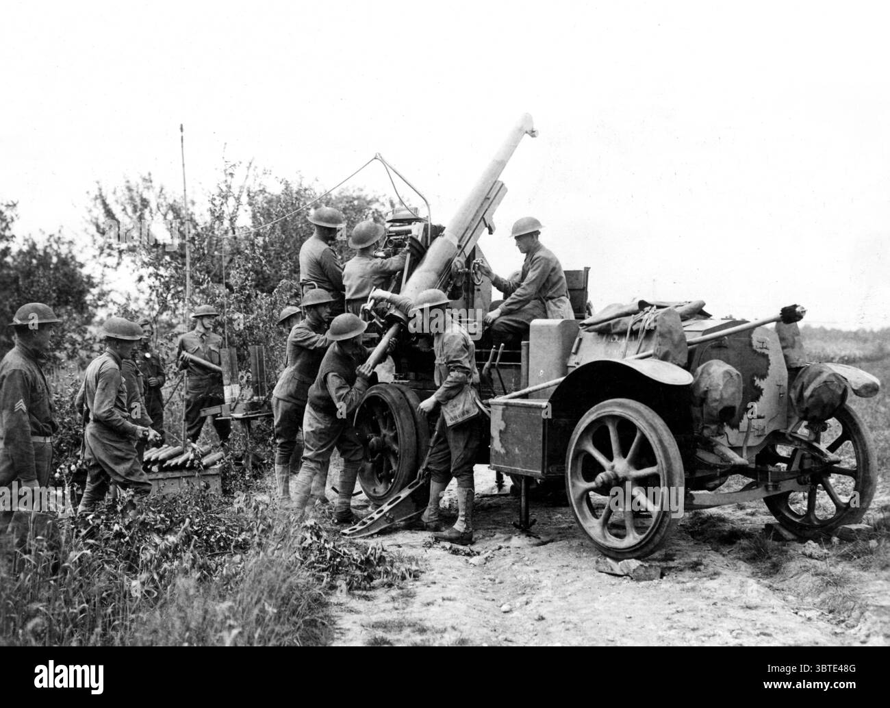 75-mm-Flugabwehrkanone auf getarnter Motorwagenbefestigung , Batterie B , erste Flugabwehrflugzeugtruppe zweite Division , in Aktion , Montreuil . 1918 Stockfoto