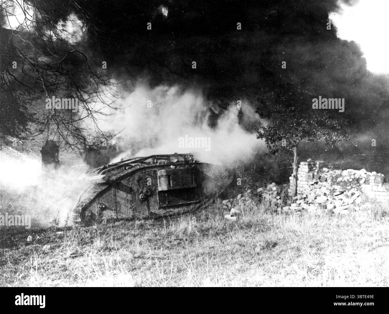 Angriff auf einen britischen Mark IV ( weibliche ) Panzer mit einem Flammenwerfer . Stockfoto