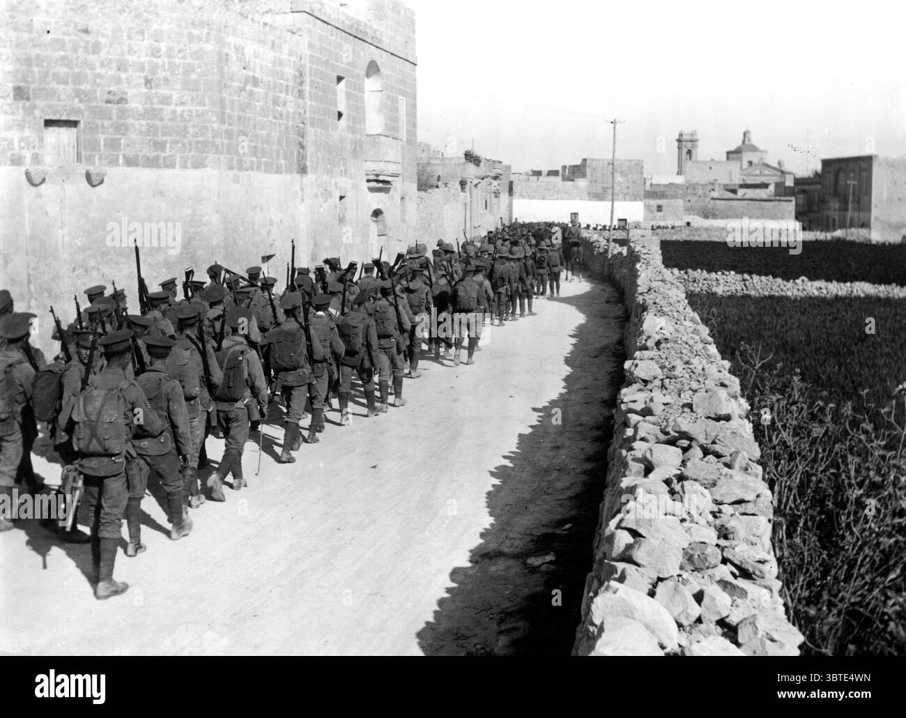 2. Bataillon City of London Freiwillige verlassen Malta auf die Dardanellen . 1915 Stockfoto