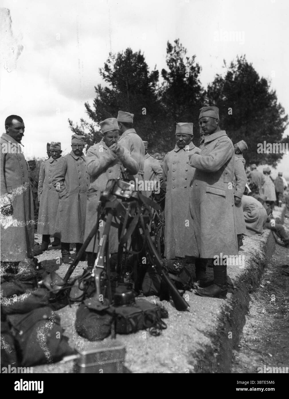 Serbische Truppen landeten gerade Ay Mikra und zeigten neue Uniformen, die von den Franzosen Mitte April 1916 geliefert wurden Stockfoto