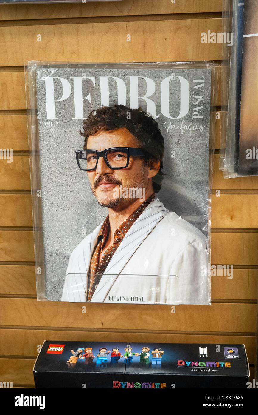 Barnes & Noble Booksellers am Union Square bietet eine große Auswahl an Merchandise, New York City, USA 2025 Stockfoto