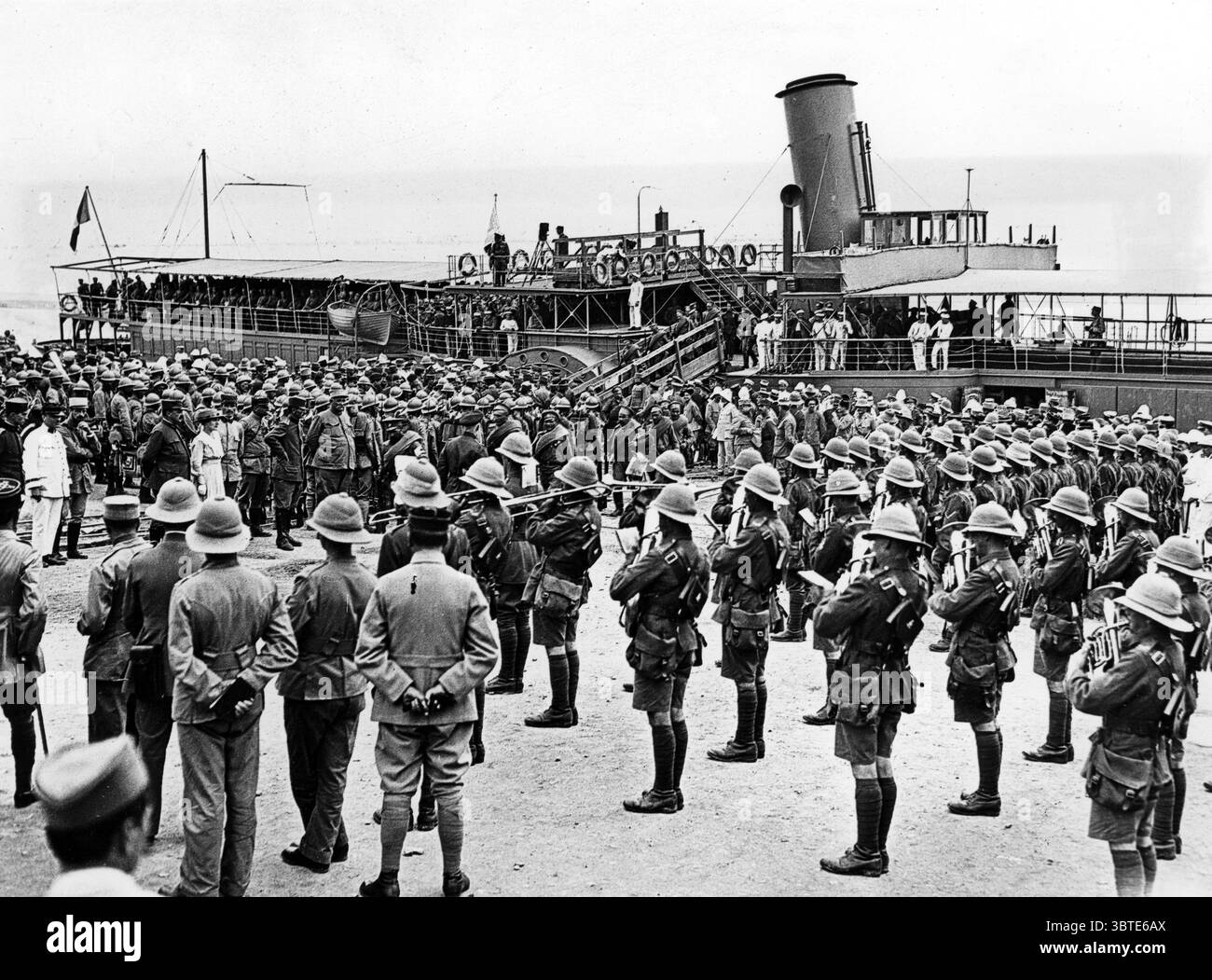 Eine britische Militärkapelle , die während der Landung der russischen Truppen spielt , Salonika . 1916 Stockfoto
