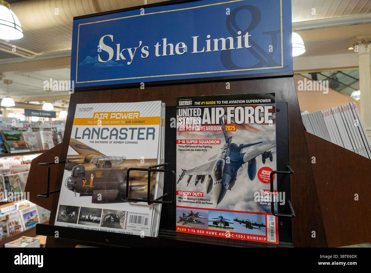 Barnes & Noble Booksellers am Union Square bietet eine große Auswahl an Merchandise, New York City, USA 2025 Stockfoto
