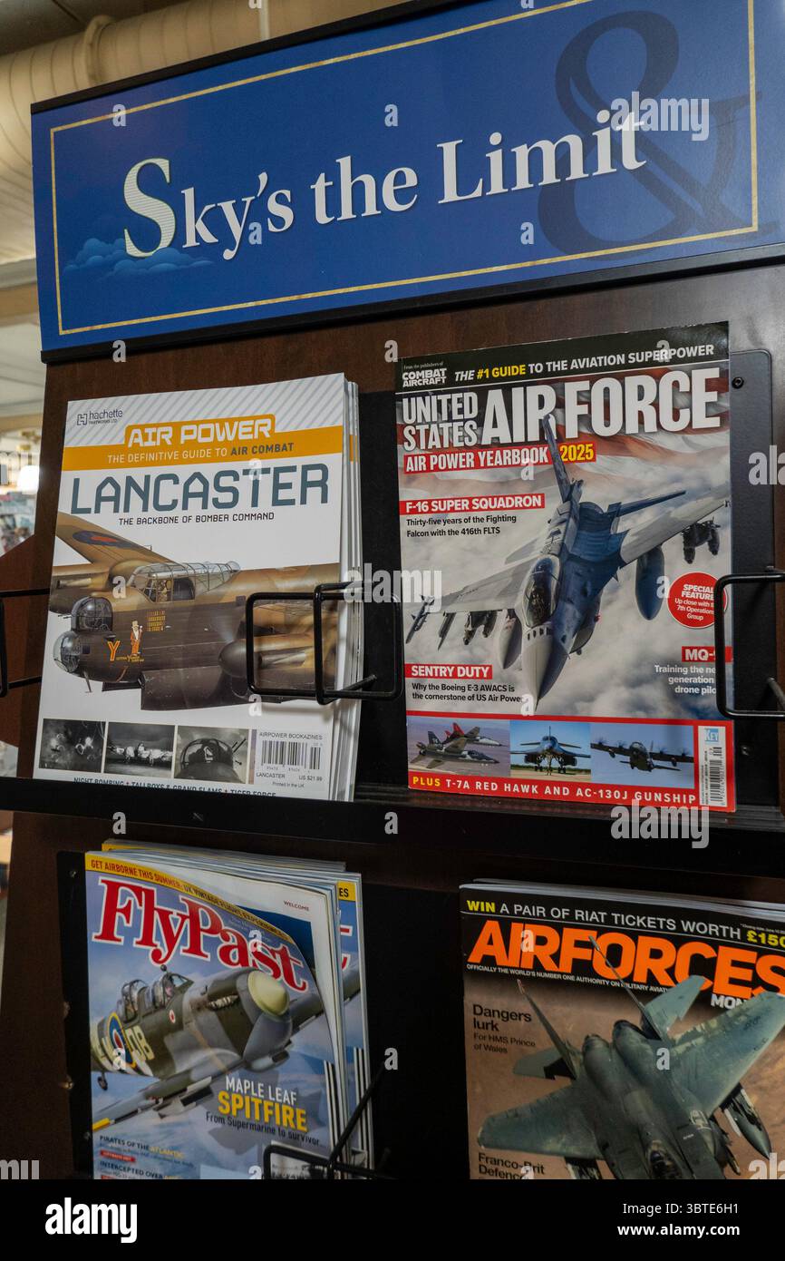 Barnes & Noble Booksellers am Union Square bietet eine große Auswahl an Merchandise, New York City, USA 2025 Stockfoto