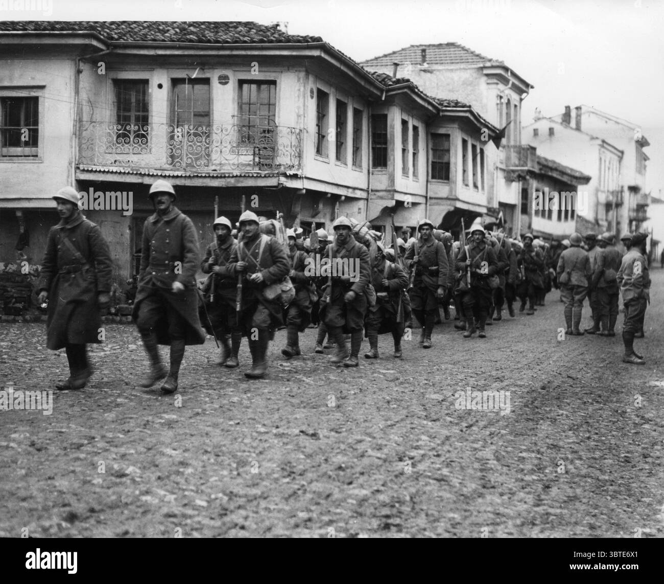 Die Eroberung von Monastir. Französische Truppen marschieren durch die Stadt. Monastir . 1916 Stockfoto
