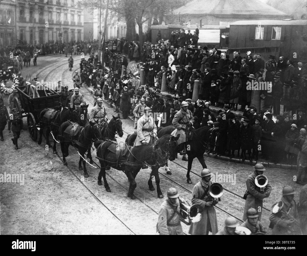 Begräbnis des "unbekannten Kriegers". Die Strecke führt durch Boulogne , Frankreich . 1920 die Auswahl des Soldaten (oder vielleicht Seemann oder Flieger), der zur Beerdigung im Langhaus der Westminster Abbey bestimmt war, begann in Frankreich, wo die Überreste von vier unbekannten britischen Kriegsopfern aus Aisne, Somme, Arras und Ypern exhumiert wurden. Die vier Leichen von den vier verschiedenen Schlachtfeldern wurden in der Nacht vom 7. November 1920 nach St. Pol in Nordfrankreich transportiert. Dort betrat Brigadegeneral L.J. Wyatt, Kommandant aller britischen Truppen in Frankreich und Flandern, die Kapelle, in der der unbekannte Soldat eintrat Stockfoto