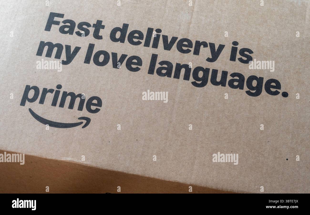 Der Satz „Fast Delivery is my love language“ ist auf Amazon Prime Packboxen 2025, USA, gedruckt Stockfoto