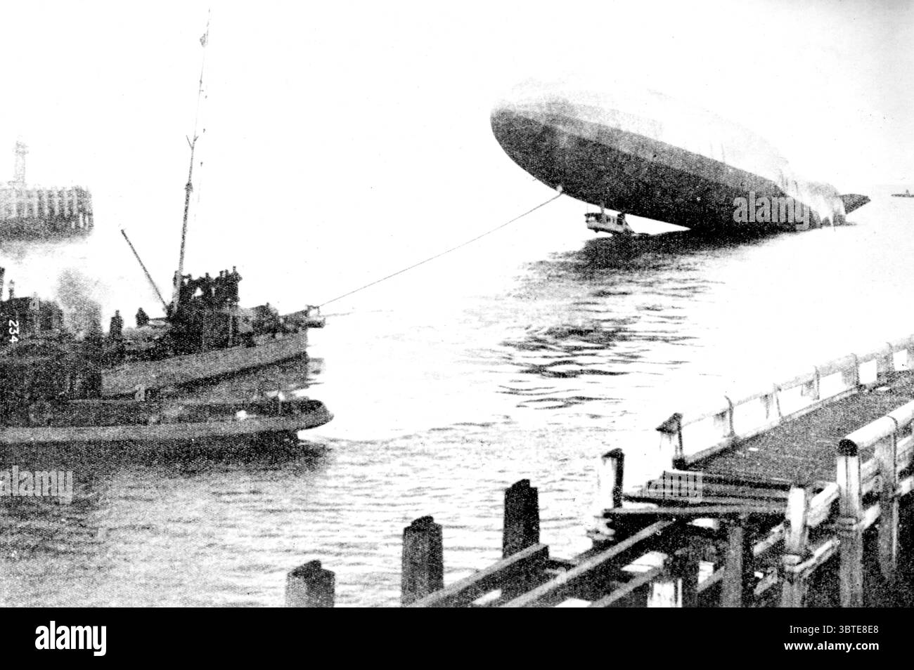 Der Zeppelin L243 zog nach Ostende zurück, nachdem er bei einem Angriff auf London , Harwich und die Humber-Region schwere Schäden erlitt . 1915 Stockfoto
