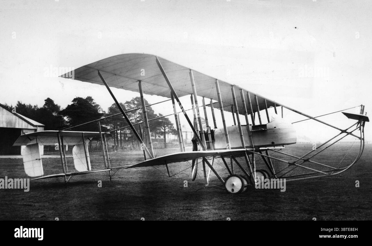 Das Maurice Farman S7 Longhorn Flugzeug - ein zweisitziger Doppeldecker mit einem 70 ps starken Renault-Motor . 1914 Stockfoto Das Maurice Farman S7 Longhorn Flugzeug - ein zweisitziger Doppeldecker mit einem 70 ps starken Renault-Motor . 1914 Stockfoto