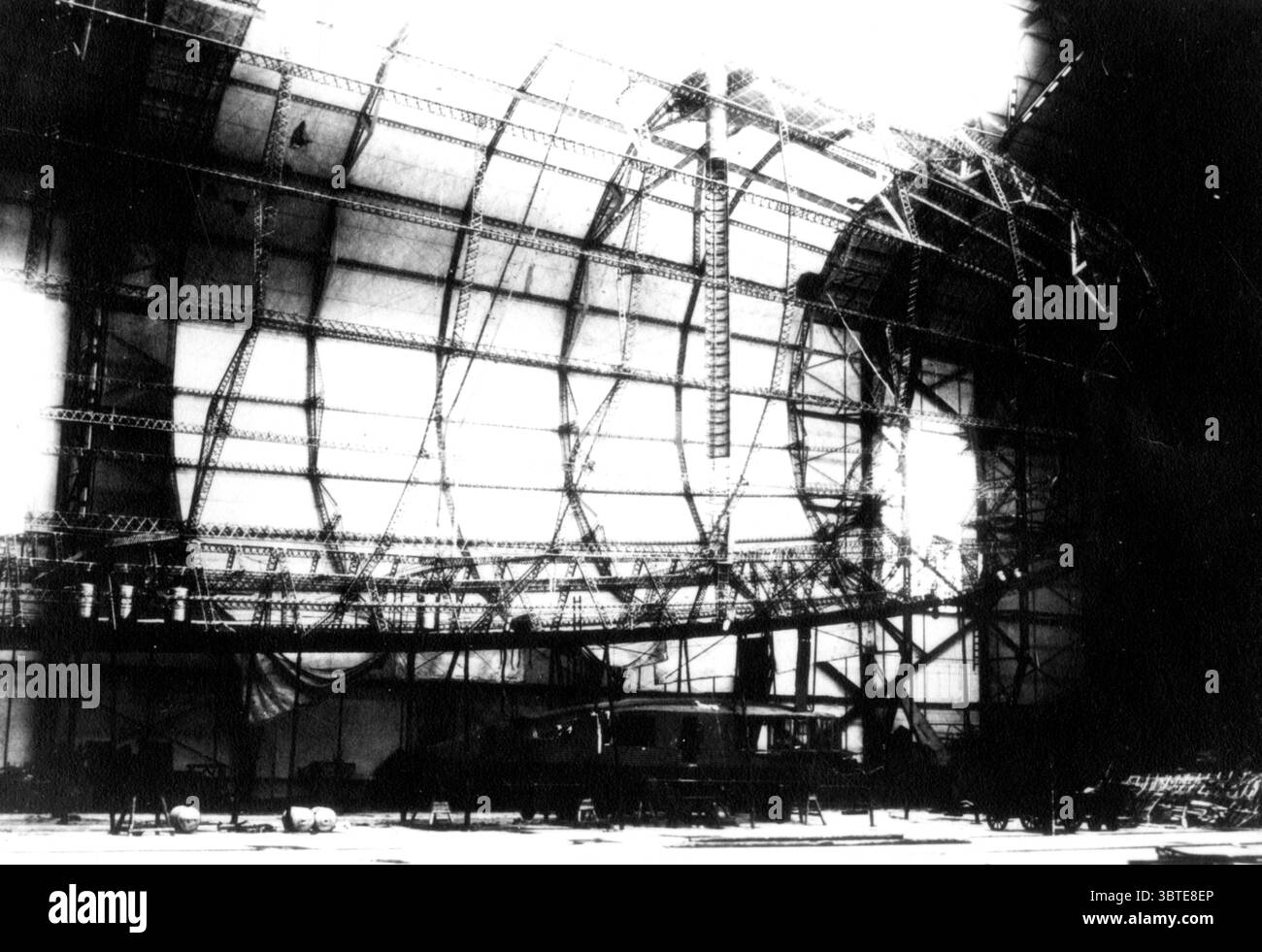 L37 , Gaszellen und Teil der äußeren Abdeckung entfernt , Steuerwagen unter Rumpf 1916 Stockfoto