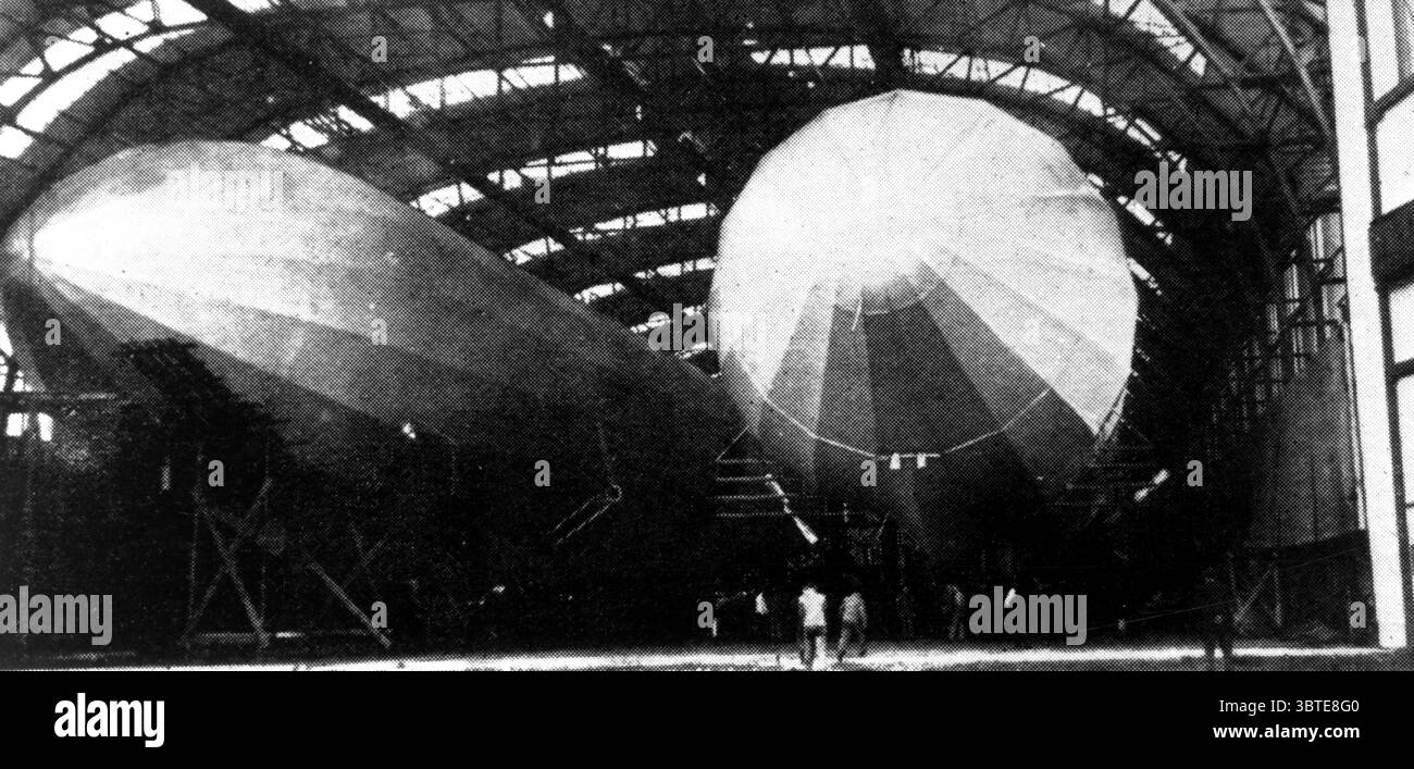 Angegriffen von British Airmen , einem Luftschuppen in Friedrichshafen mit zwei Zeppelinen im Inneren . 1914 Stockfoto