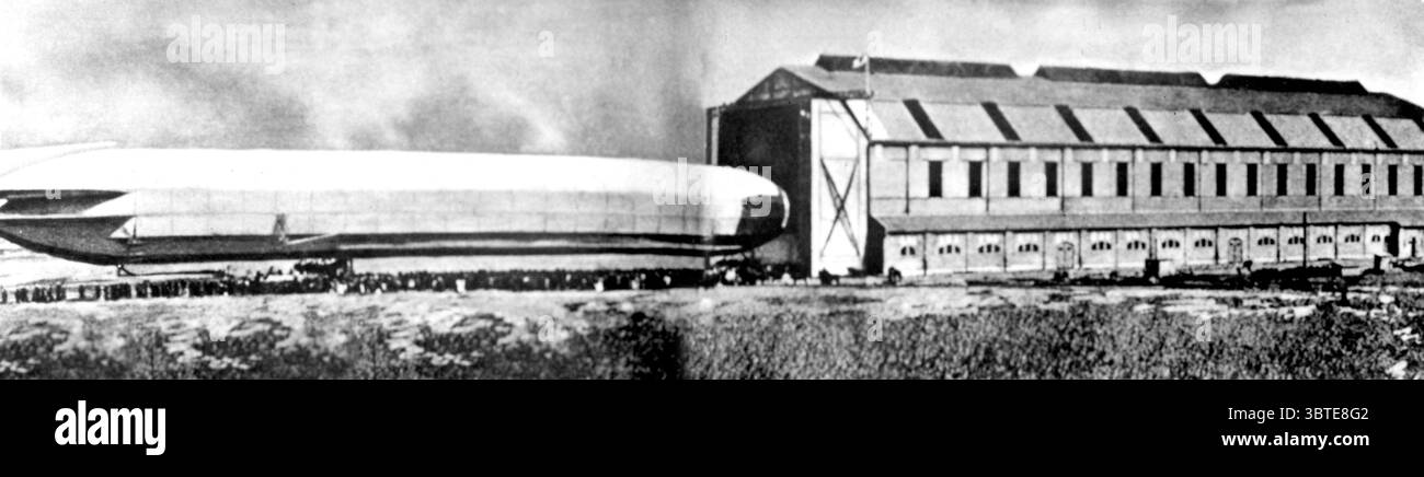 Zeppelin verlässt den Hangar - Deutschland Stockfoto