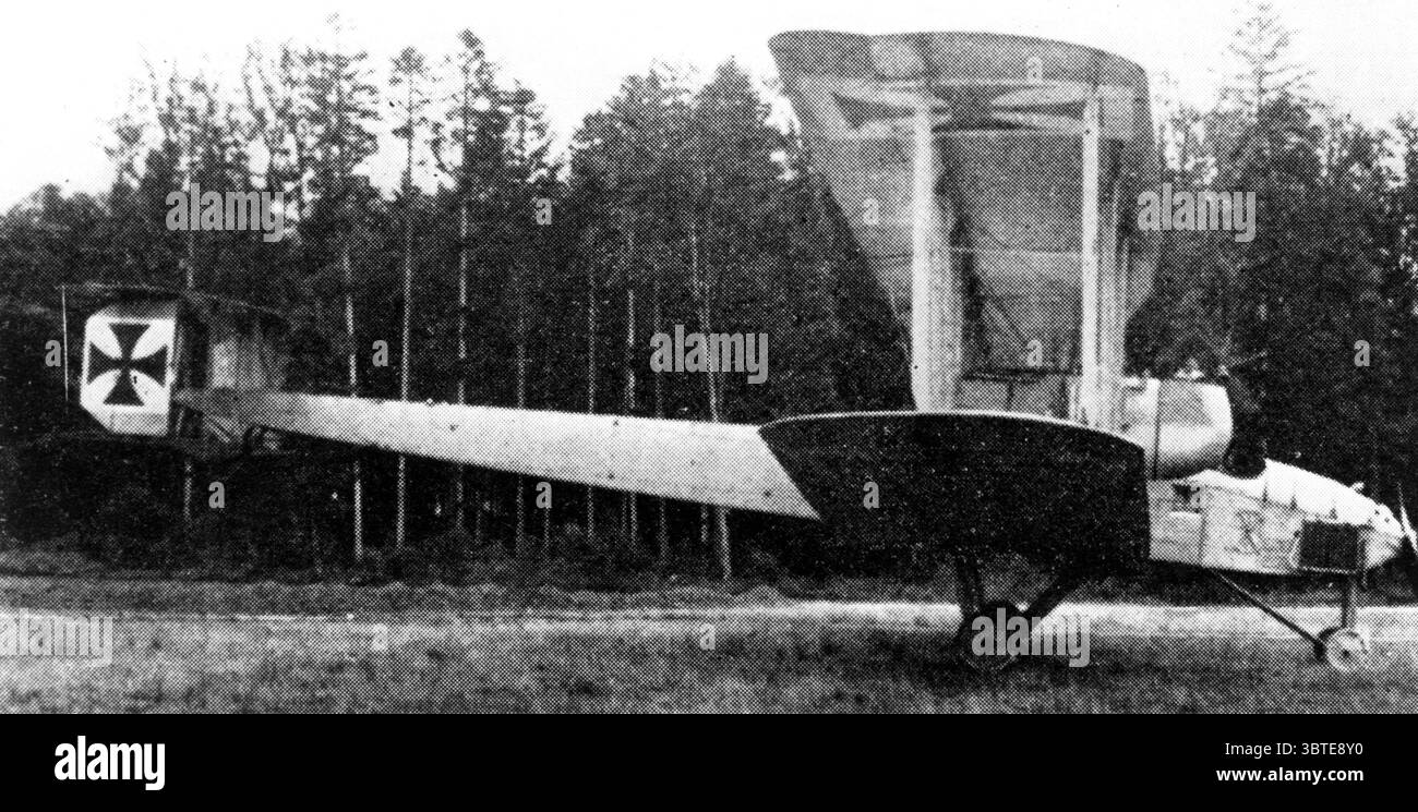 Zeppelin Staaken VB01 evtl. VGO-1. Der erste Flug erfolgte am 11. April 1915. Es waren die zweilagigen Doppelfedern aus Holz und Stoffbezug. Zur Zeit der größten Fluggesellschaft der Welt. Zwei Motoren „Maybach“ MB.IV bis 240 ps mit einem Schieberpropeller in den tropfenförmigen Maschinenhäusern, ein weiterer Motor mit Traktorpropeller im vorderen Rumpf. Vor der Gondel ist geplant, Maschinengewehrtürme zu installieren. Fahrgestell-Dreirad mit Stützstrebe. Die Crew - sieben Personen: Zwei Piloten, drei Mechaniker (einer für jeden Motor) und zwei Hände Stockfoto