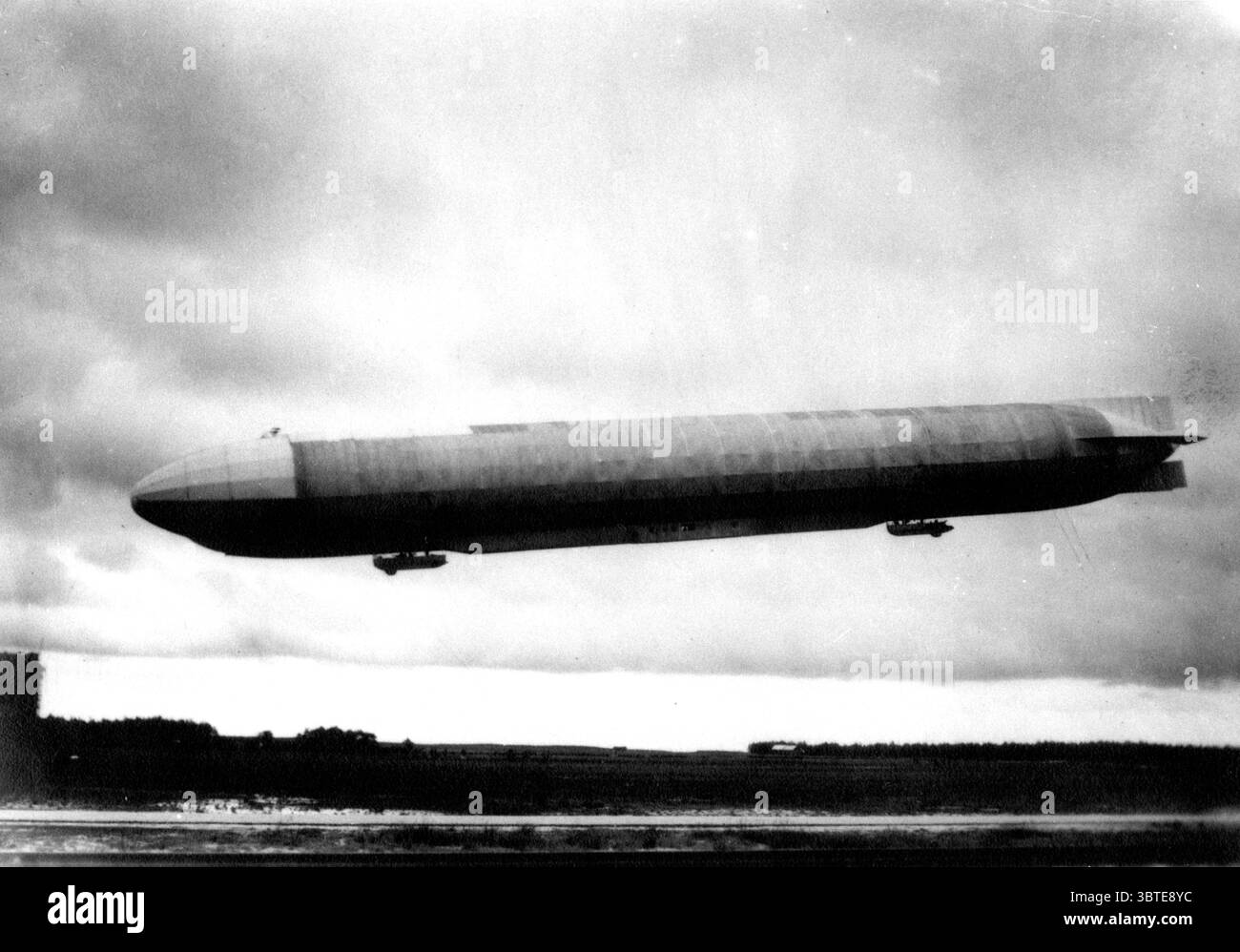Zeppelin L6 Landing bei Nordholz wurde abgeschossen und brannte zusammen mit L9 am 16. September 1916 ab Stockfoto