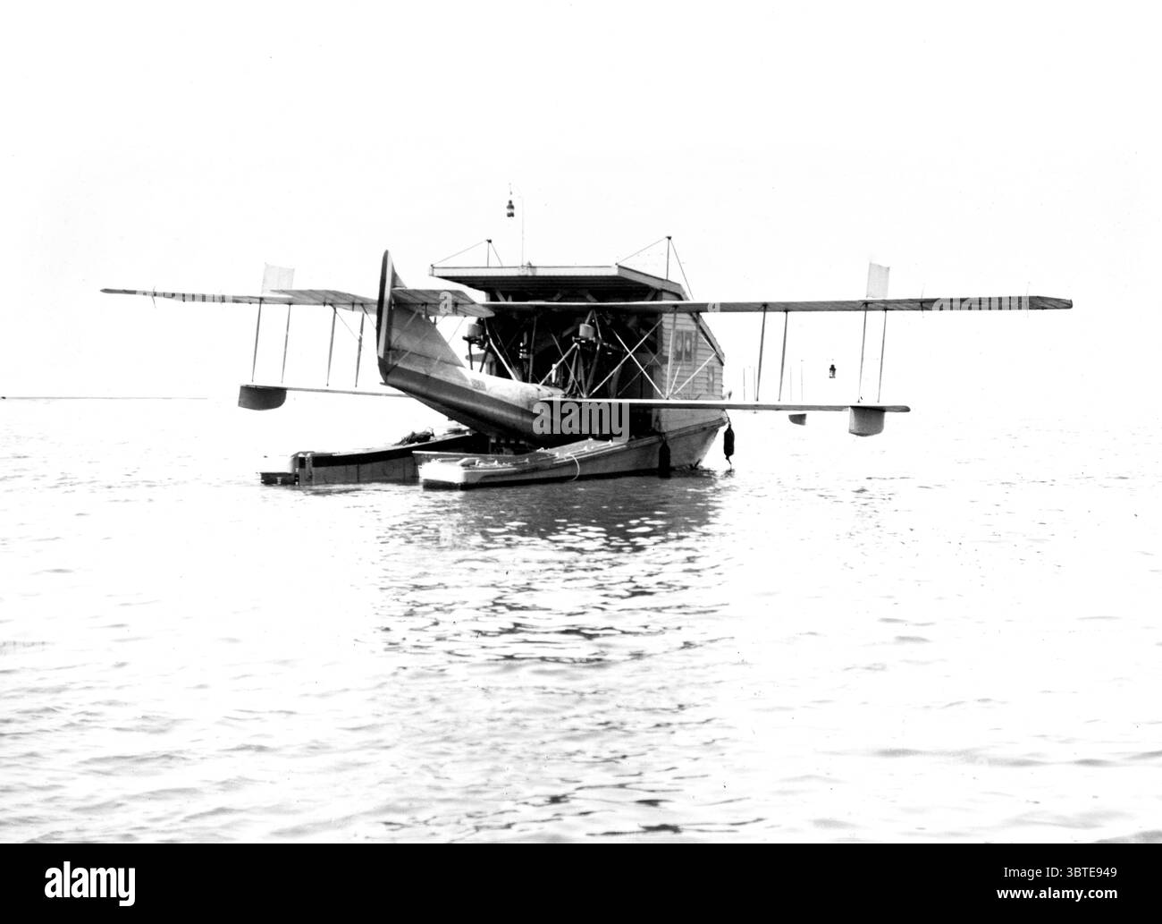 1. Weltkrieg - Luftfahrt Ein Felixstowe F.2a fliegendes Boot in einem schwimmenden Hangar, in dem Nase und Cockpits unter Deckung liegen und der gesamte Rumpf aus dem Wasser ist. Das Festmachen von Flugbooten war eine große Schwierigkeit. Die Felixstowe F.2a war bis zum Ende des Krieges weit verbreitet als Patrouillenflugzeug über der Nordsee. Seine hervorragende Leistung und Manövrierfähigkeit machte ihn zu einem effektiven und beliebten Typ, der oft feindliche Patrouillen- und Jagdflugzeuge bekämpft sowie U-Boote und Zeppelins jagt. 1917 Stockfoto