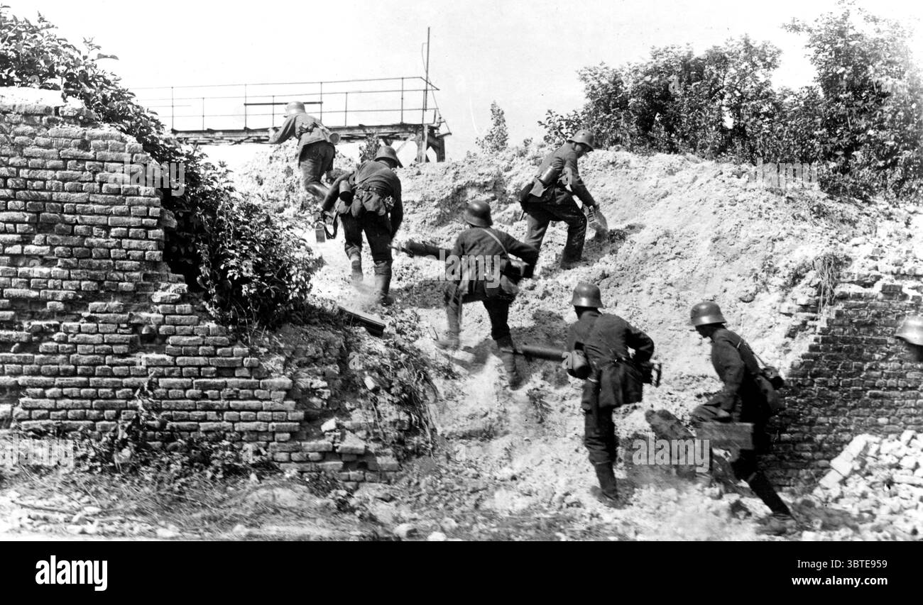 Erster Weltkrieg – Westfront Dritte Schlacht am Aisne (Montdidier-Noyon-Sektor) Ein deutscher Maschinengewehrabschnitt, der sich in den Ruinen eines Hauses befindet. 9. Juni 1918 Stockfoto Erster Weltkrieg – Westfront Dritte Schlacht am Aisne (Montdidier-Noyon-Sektor) Ein deutscher Maschinengewehrabschnitt, der sich in den Ruinen eines Hauses befindet. 9. Juni 1918 Stockfoto