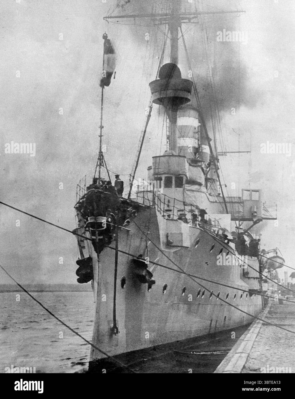 Kaiserliche Deutsche Marine . Besatzung an Bord der SMS Königsberg. Sie war das Leitschiff ihrer Klasse von leichten Kreuzern der Deutschen Reichsflotte, 1914 Stockfoto