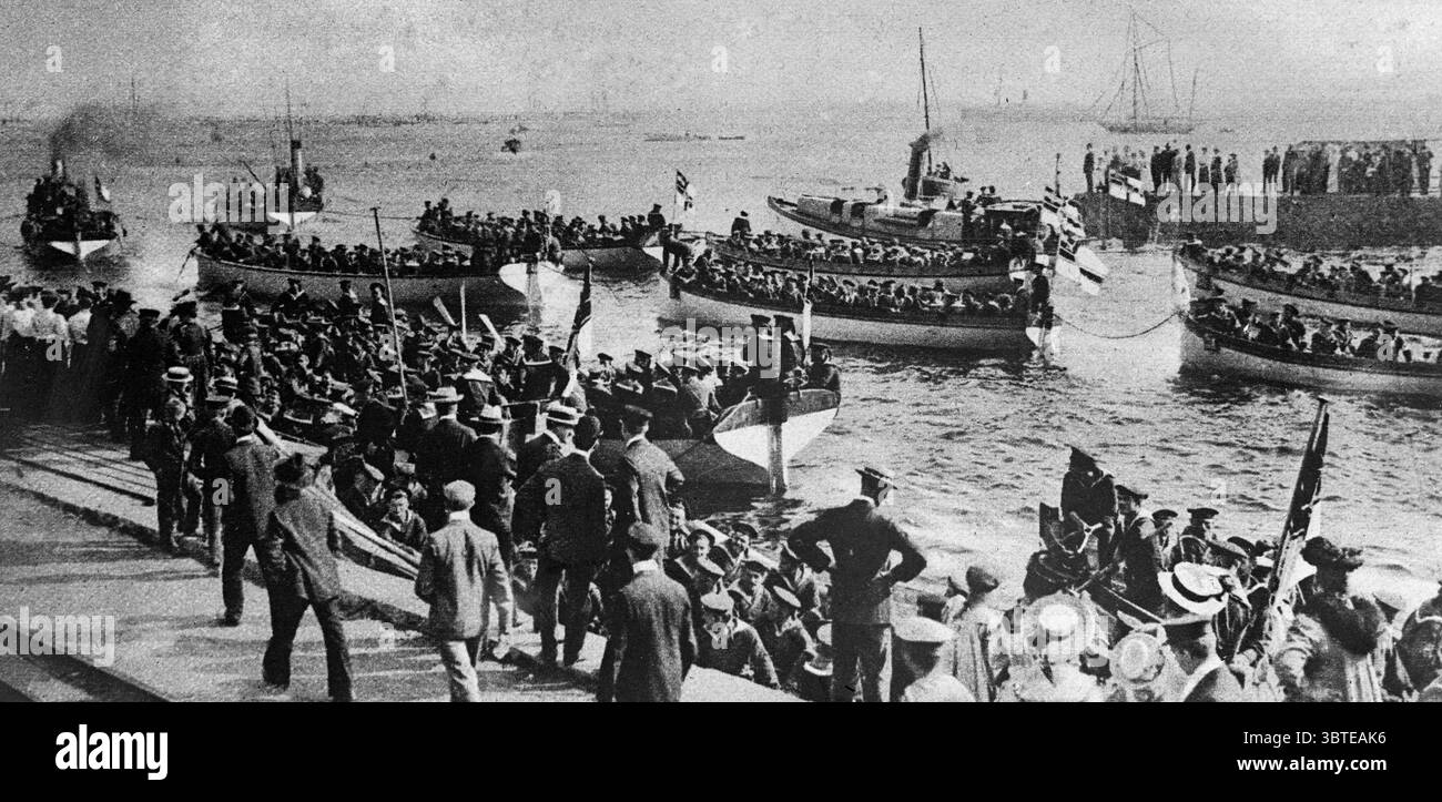 Kaiserliche Deutsche Marine . Freiheitsmänner werden nach ihrem Urlaub im Kieler Hafen in Schleswig-Holstein an Bord gehen . Stockfoto