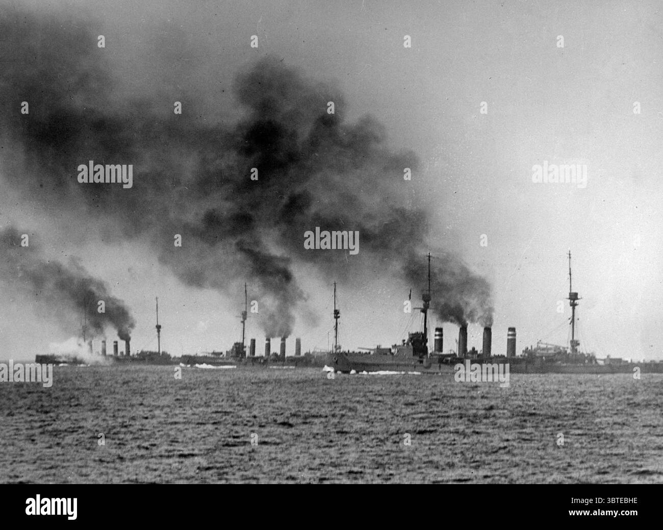 Royal British Navy . HMS Natal , Shannon und Cochrane . Der Shannon schießt ( links ) in der Mitte befindet sich der Cochrane rechts ' Natal ' alle sind freigeschaltet . 1914 Stockfoto