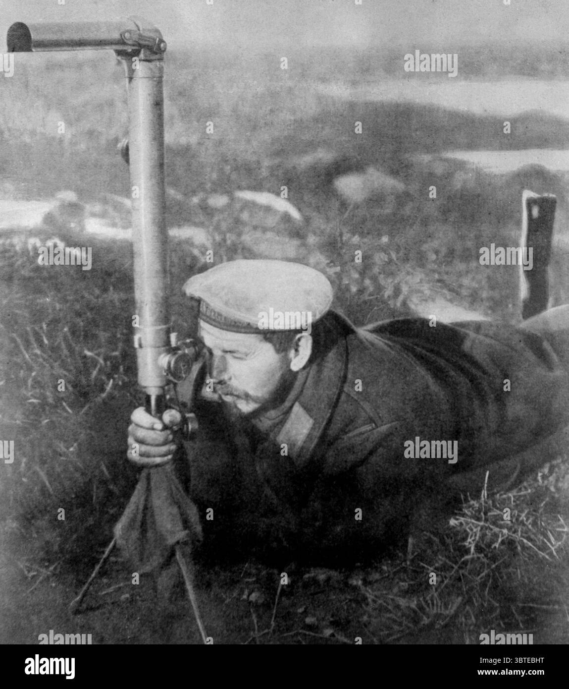 Erster Weltkrieg - Kaiserlich Deutsche Marine deutscher Seemann mit einem Feldperiskop 1916 Stockfoto