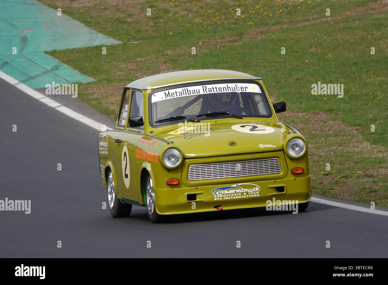 Ein modifizierter gelber Trabant 601 auf dem Most Circuit (Tschechische Republik) während eines historischen Motorsport-Events. Das Fahrzeug verfügt über Rennnummer 2 und ein W Stockfoto