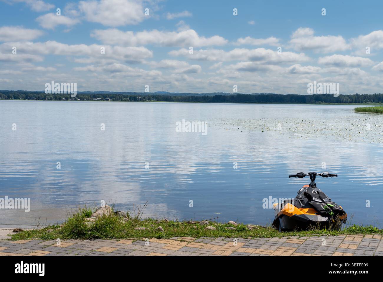 Jetski parkt in der Nähe der Küste des Tamula-Sees in Võru, Estland – ruhige Lage am See mit einem Hauch von Sommererholung Stockfoto