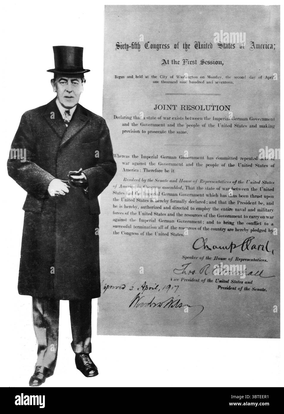 Erster Weltkrieg Woodrow Wilson mit einer Kopie der Gemeinsamen Resolution unterzeichnet für Amerika Kriegserklärung mit Deutschland am 6. April 1917 Stockfoto