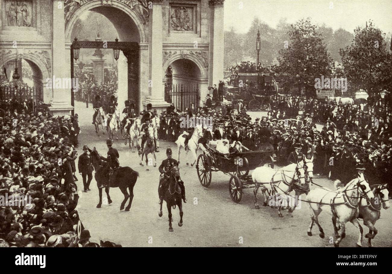 Prinz Arthur von Connaught: 13. Januar 1883 - 12. September 1938 Hochzeit mit Prinzessin Alexandra, Herzogin von Fife: 17. Mai 1891 - 26. Februar 1959 im St. James's Palace das Brautpaar kehrte von der Zeremonie in der Chapel Royal am 15. Oktober 1913 zurück Stockfoto