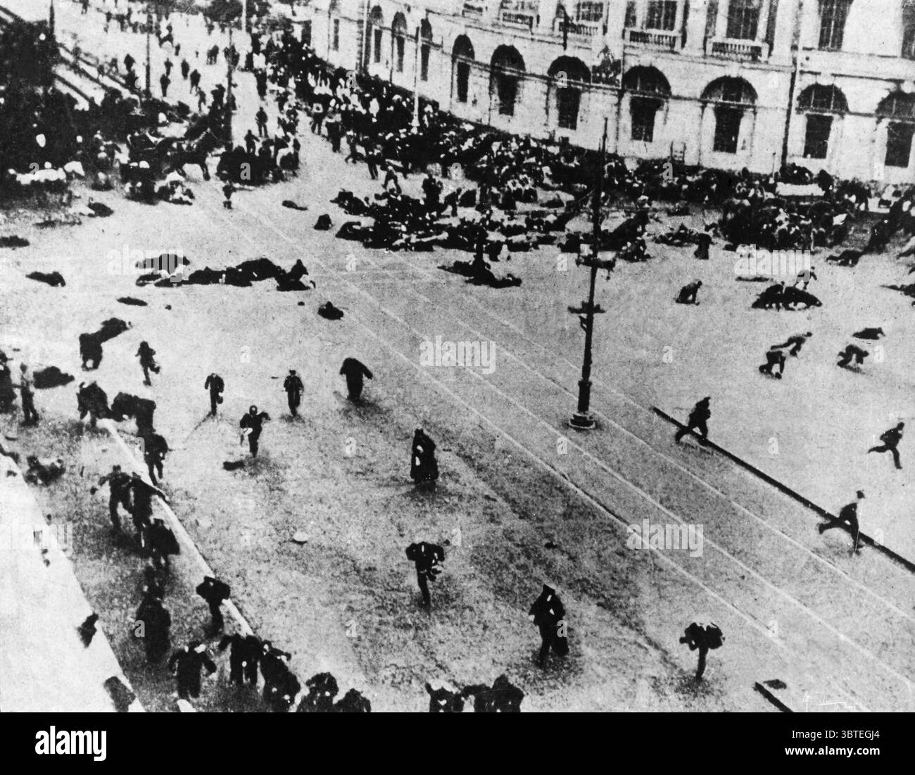 WW1/Russland, Moskau: Panik auf den Straßen. Juli 1917. Regierungstruppen feuern auf Demonstranten, Ecke Newski-Prospekt und Sadovaya-Straße, St. Petersburg, Russa 4. Juli 1917 Augenzeuge: "Um 14:00 Uhr, als die bewaffneten Demonstranten an der Sadovaya- und Newski-Ecke vorbeifuhren und eine große Anzahl von Zuschauern sie leise beobachtete, ertönte ein ohrenbetäubender Schuss von der rechten Seite Sadovaya, woraufhin ein unordentlicher Beschuss begann." Massaker in der Straße Sodowa (Sadovaya) - 1917. Juli Protest und Abschlachtung auf dem Newski-Prospekt in Petrograd durch Soldaten der Provisorischen Regierung ©TopFoto Stockfoto