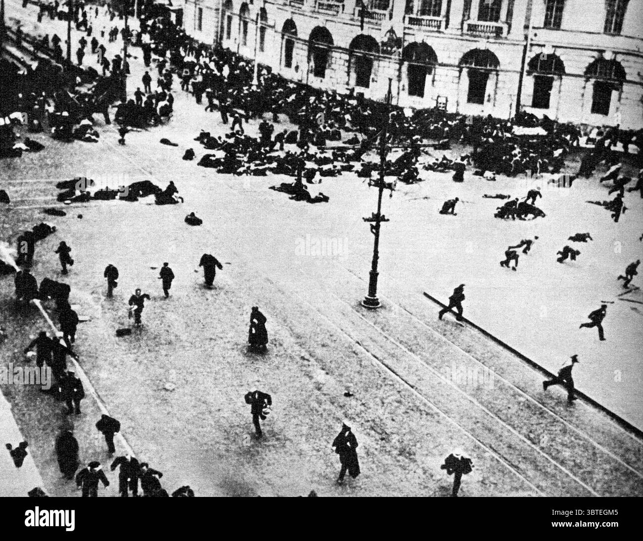Schwere Gewalt und bolschewistisch inspirierte Straßenkämpfe brachen im Juli 1917 in Petrograd aus (der Zar hatte im März abdankt). 400 Menschen wurden bei regierungsfeindlichen Unruhen getötet (d. h. die Provisorische Regierung). Opfer und Menschenmassen auf der Flucht. ©TopFoto Stockfoto