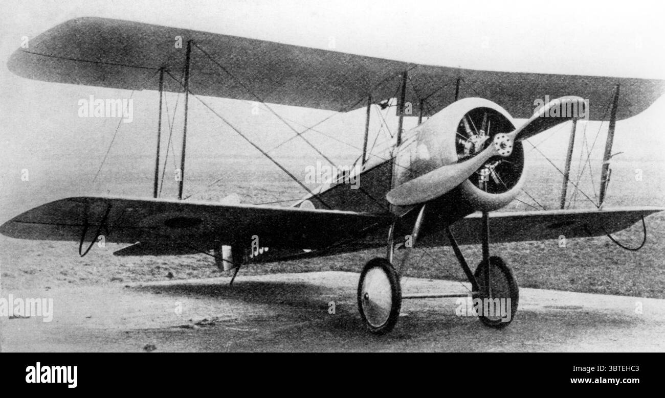 Die Beobachtungsmaschine - der Vorläufer des Kämpfers. Anfang des Krieges 1914-18 wurden einsitzige Aufklärungsflugzeuge als „Späher“ bezeichnet. Später stellte sich heraus, dass ihre Manövrierbarkeit sie als Kämpfer wertvoll machte. Der in diesem Bild gezeigte Bristol Scout stellt einen typischen Fall für diese Umstellung dar. Der Bristol Scout wurde mit einem 80 PS starken Gnome-Motor ausgerüstet. Stockfoto Die Beobachtungsmaschine - der Vorläufer des Kämpfers. Anfang des Krieges 1914-18 wurden einsitzige Aufklärungsflugzeuge als „Späher“ bezeichnet. Später stellte sich heraus, dass ihre Manövrierbarkeit sie als Kämpfer wertvoll machte. Der in diesem Bild gezeigte Bristol Scout stellt einen typischen Fall für diese Umstellung dar. Der Bristol Scout wurde mit einem 80 PS starken Gnome-Motor ausgerüstet. Stockfoto