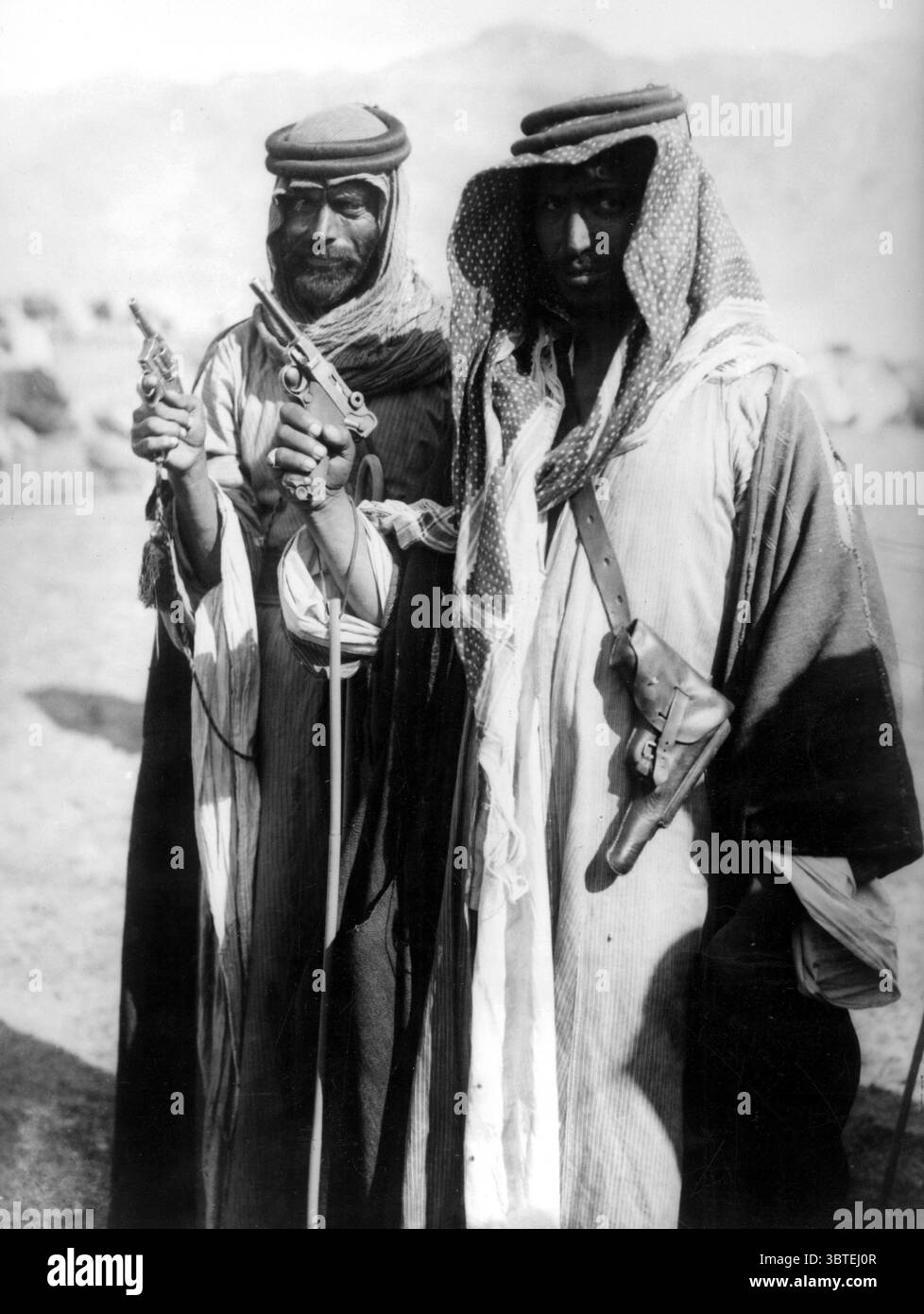 Mit Lawrence in Arabien ging Lowell Thomas US-amerikanischer Kriegsberichterstatter Ende 1917 in den Nahen Osten, um über die arabische Revolte gegen die Türken zu berichten, die von einem jungen Engländer T E Lawrence Picture seines Fotografen Harry Chase aufgenommen wurde. Thomas' Bildunterschrift für dieses Bild war „Trinker of the Milk of war“ T E Lawrence Arab Fighters Lawrence, Thomas Edward (Lawrence von Arabien; T. E. Shaw) britischer Soldat; organisierte arabische Revolte gegen die Türkei im Ersten Weltkrieg; starb bei einem Motorradunfall  1888-1935 Stockfoto