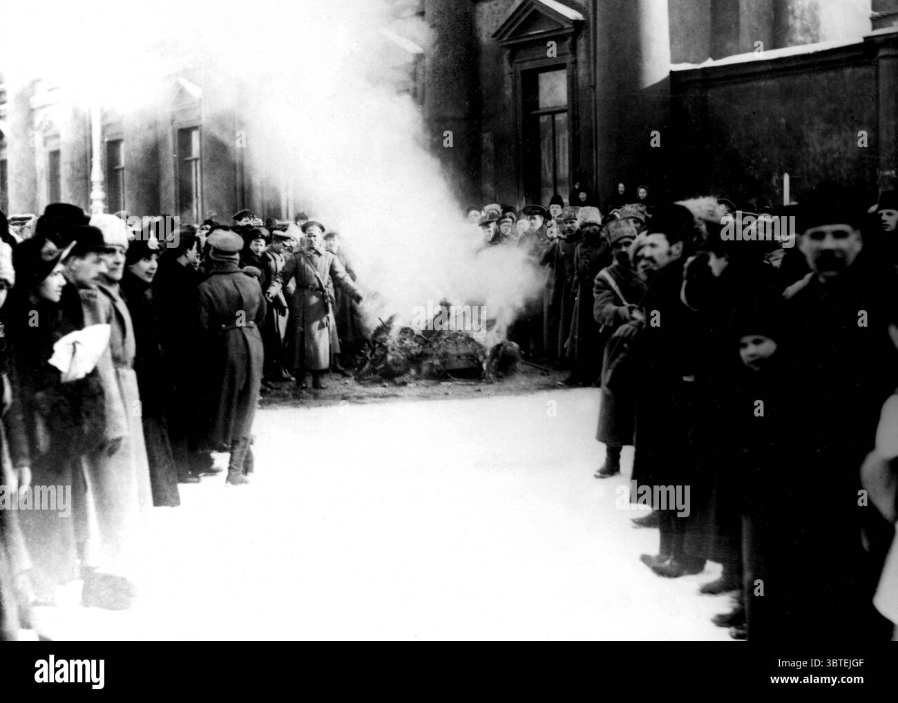 Moskau - Februar 1917 - Verbrennung des Kaiseradlers Stockfoto