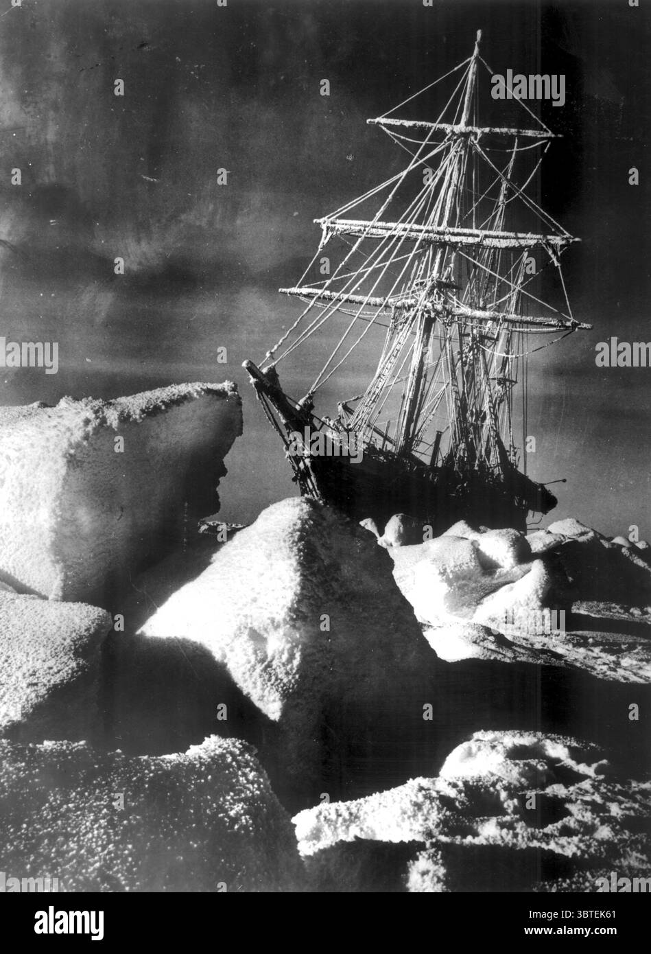 Sir Ernest Shackletons Schiff Endurance steckte im Eis der Weddelsee fest, die im Dezember 1914 in das Eisfeld eindrang und im folgenden Oktober zertrümmert und verloren wurde Stockfoto