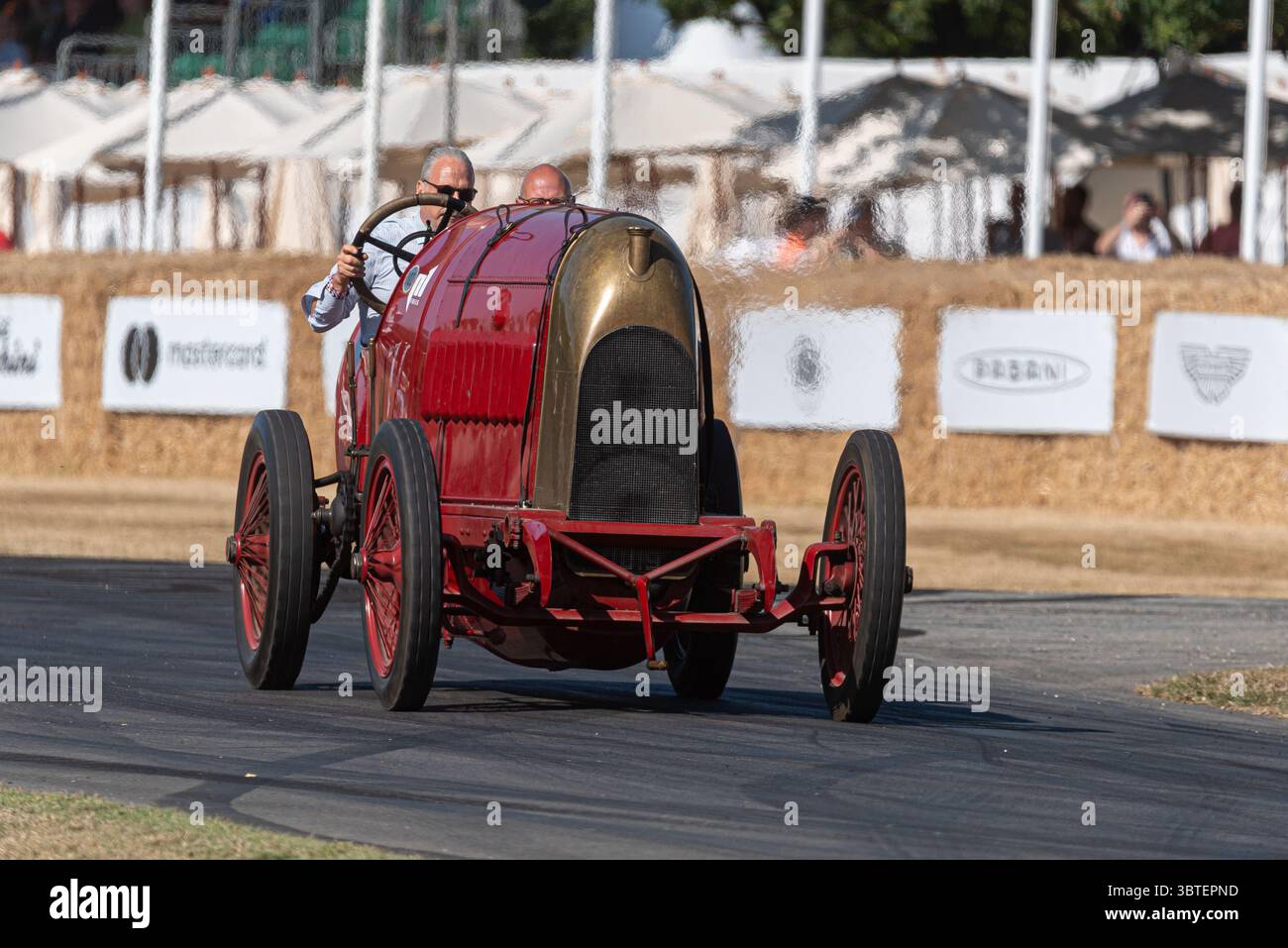 1911 Fiat S76 Record Oldtimer fährt beim Goodwood Festival of Speed 2025 Motorsport und Motorsport auf der Bergstrecke Stockfoto
