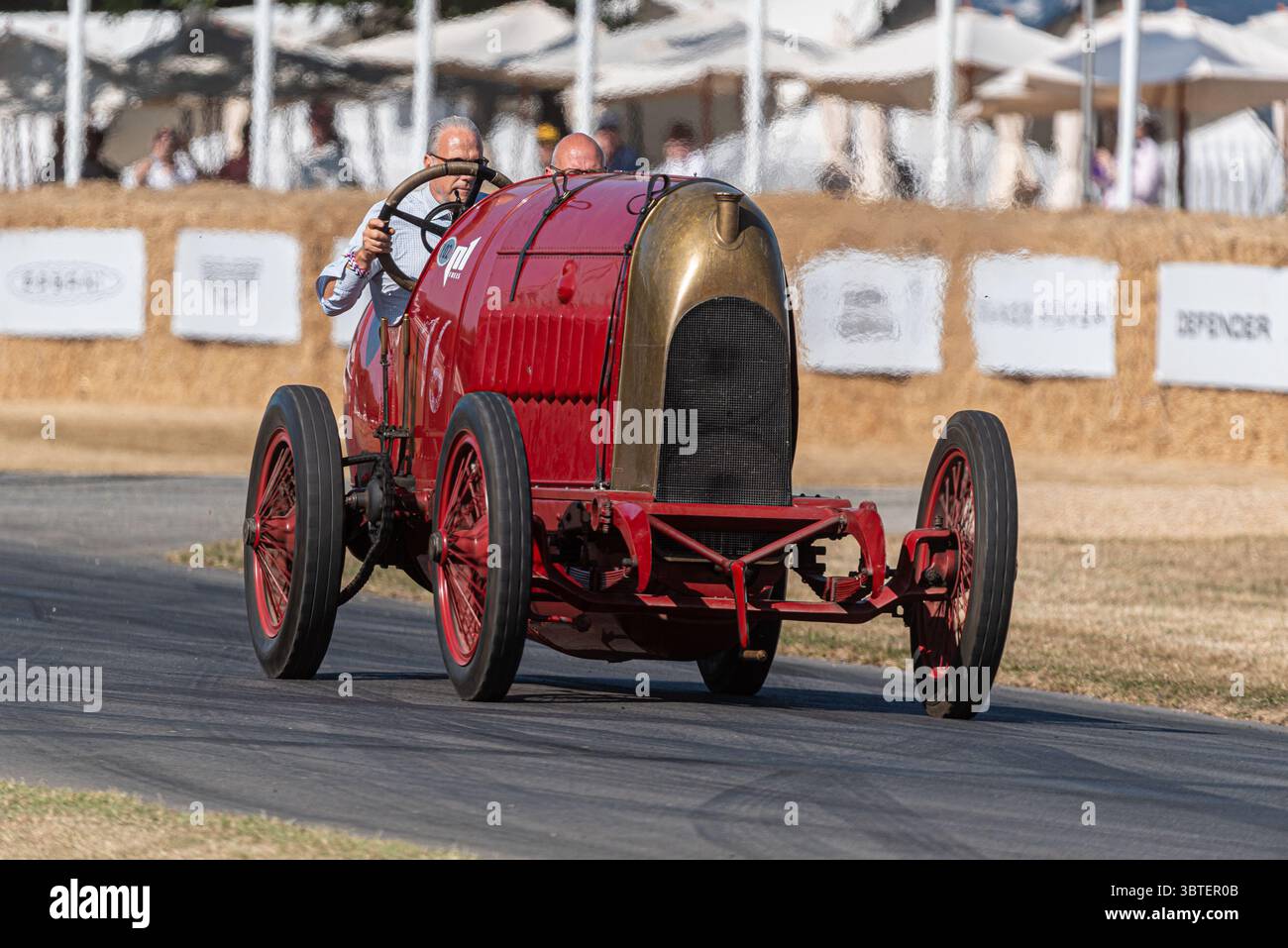 1911 Fiat S76 Record Oldtimer fährt beim Goodwood Festival of Speed 2025 Motorsport und Motorsport auf der Bergstrecke Stockfoto