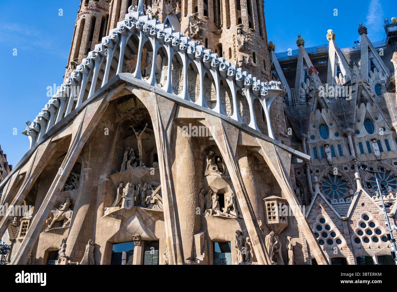 Passionsfassade der Sagrada Familia, entworfen vom katalanischen Architekten Antoni Gaudi, im Viertel Eixample von Barcelona in der Region Katalonien in Spanien Stockfoto