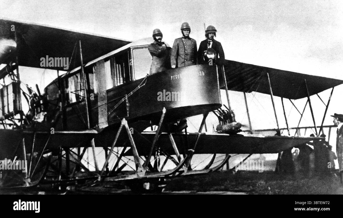 1. Weltkrieg - Luftfahrt Ein russisches dreieinhalb Tonnen schweres Ilya Muromet-Flugzeug. Die Russen bauten zwischen 1913 und 1918 73 Ilja-Muromets-Bomber. Während dieser Zeit waren sie die ersten in der Luftfahrtgeschichte, die Bombenangriffe von schweren Bombern, Bombergruppen-Angriffe auf feindliche Ziele, nächtliche Bombenangriffe und fotografische Bombenschäden durchführen. Sie waren auch die ersten, die Abwehrtaktiken für einen einzigen Bomber entwickelten, der in einem Luftkampf mit einer Reihe von feindlichen Kämpfern eingesetzt wurde. Die Ilja Muromets führten mehr als 400 Operationen durch und warfen 65 Tonnen Bomben während des Krieges ab. Die russische Regierung und Sikors Stockfoto
