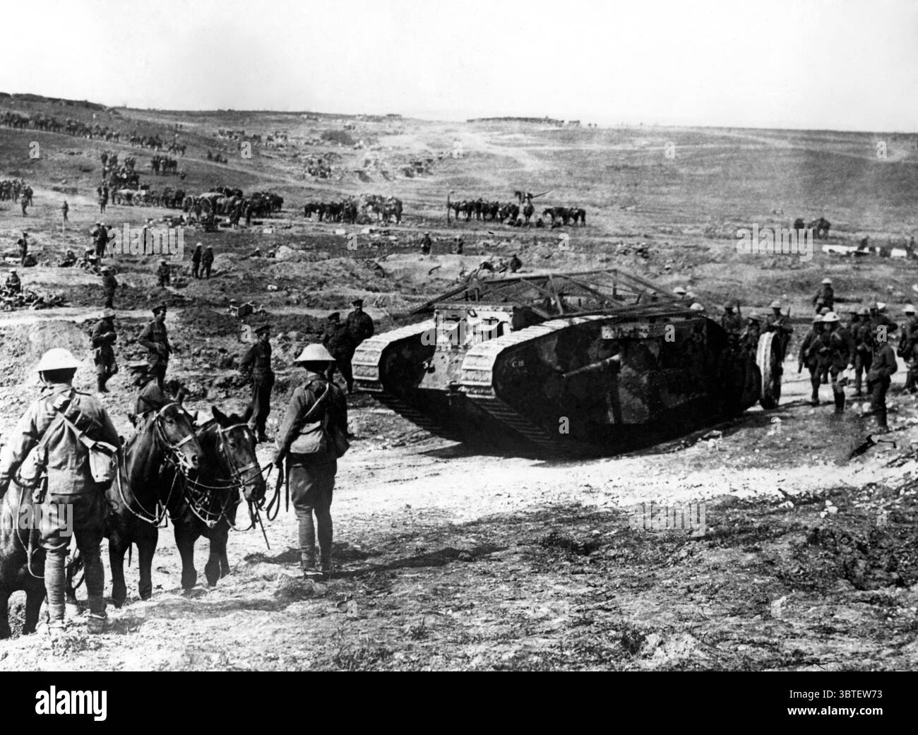 Nach der Eroberung von Guillemont auf der Somme. A 'C' Company, Mark I Tank (C.19 'Clan Leslie') Chimpanzee Valley, 15. September 1916 Panzer starteten erstmals an diesem Tag Stockfoto