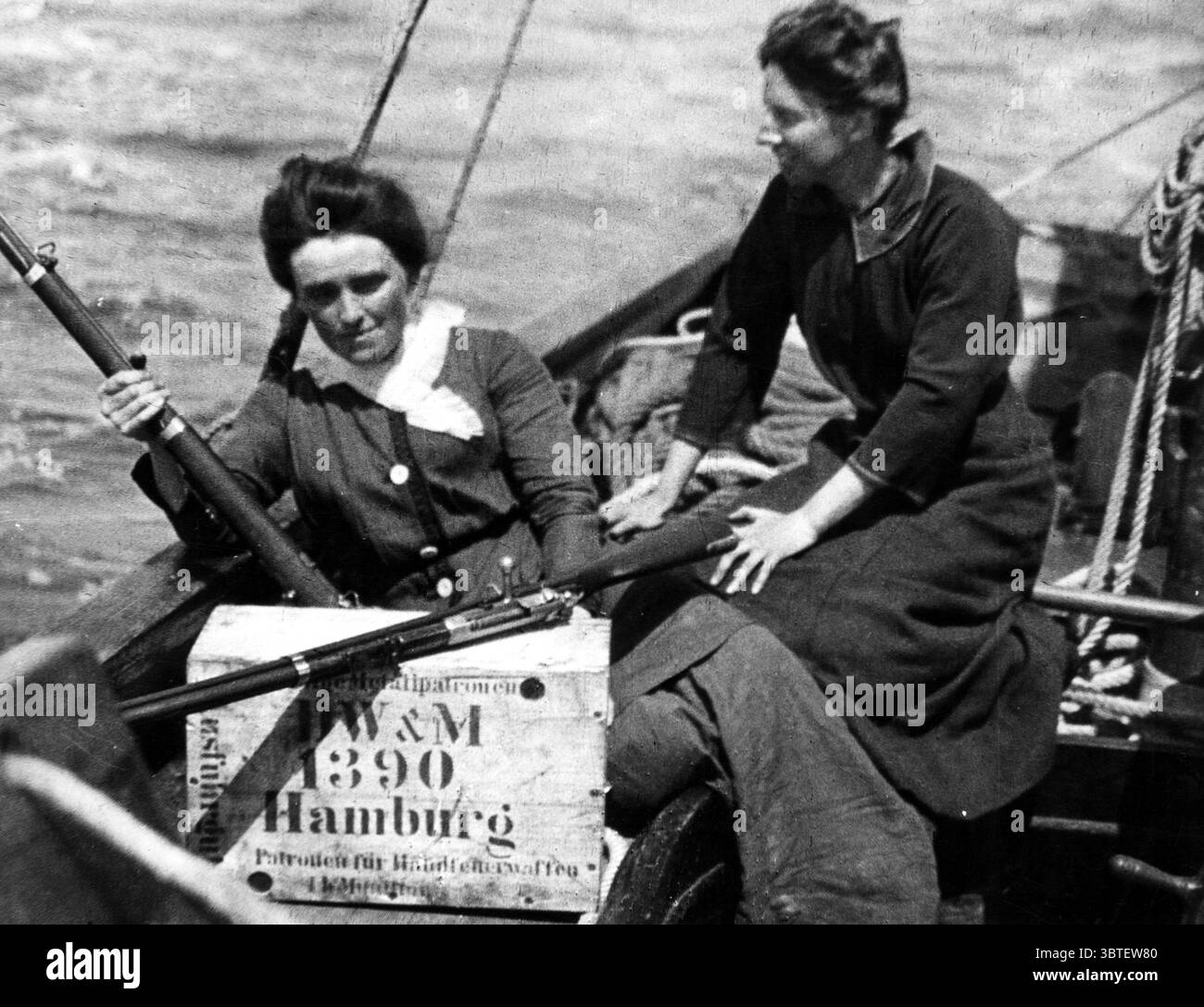 Mary Spring Rice und Mrs. Ersine Childers über die Yacht 'Asgard' bringen Waffen aus Deutschland zu den irischen Freiwilligen, Juli 1914. Stockfoto