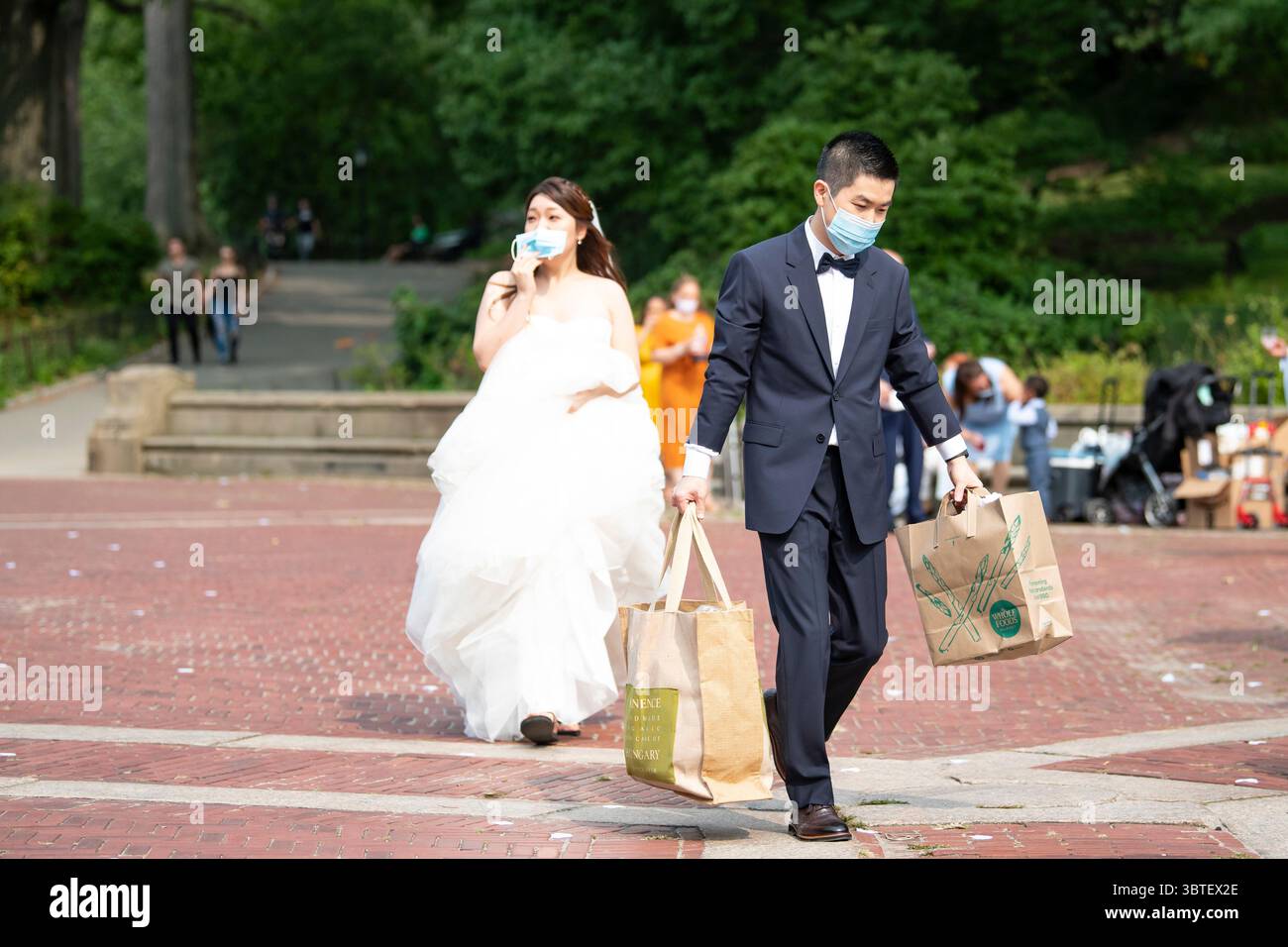 16. September 2020: Eine Braut und ein Bräutigam mit PSA-Masken schlendern entlang der Bethesda Terrace im Central Park, während eine Hochzeit im Freien in Manhattan, New York, stattfindet. Obligatorischer Kredit: Kostas Lymperopoulos/CSM (Kredit-Bild: &Copy; Kostas Lymperopoulos/CSM via ZUMA Wire) Stockfoto
