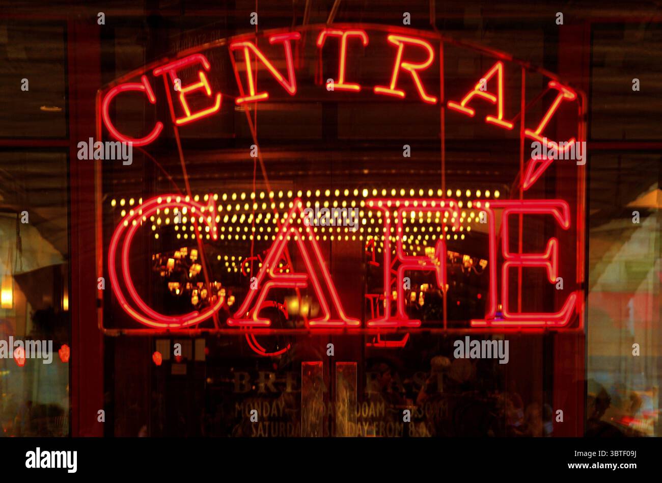 Beleuchtete Werbung Central Cafe in Mahatten, New York City, USA Stockfoto