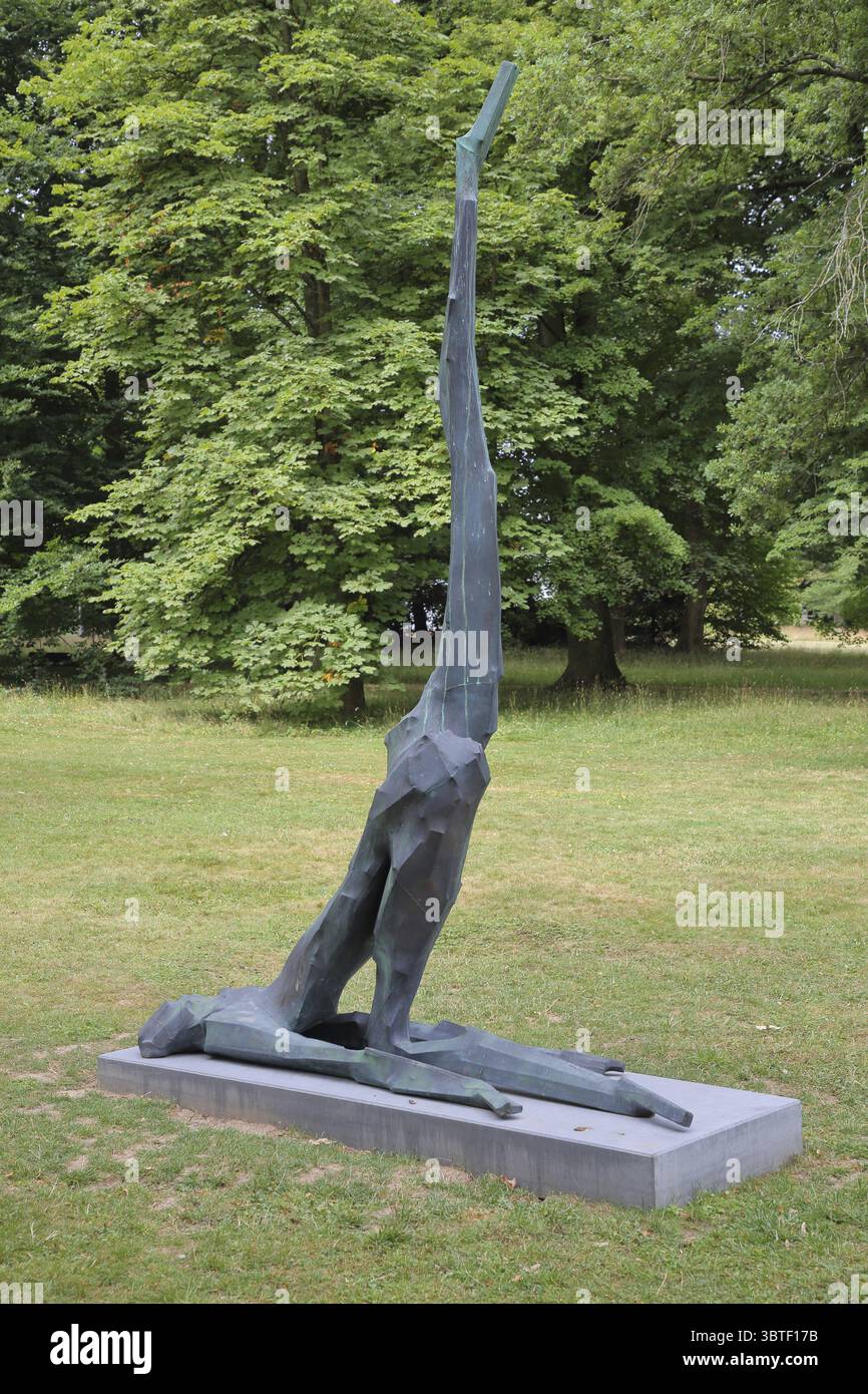 Skulptur Mont Parnassus von Georg Herold 2012, Blickachsen 14, Moderne Kunst, Sportfigur, Gymnastik, Yoga, Beine, hoch, oben, flexibel, lange Arme A Stockfoto
