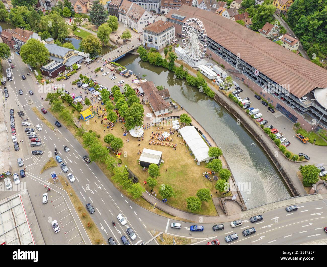 Luftaufnahme eines Riesenrads und eines Flusses in einer Sommerstadt, 950 Jahre Calw, Calw-Parade, Schwarzwald, Deutschland Stockfoto